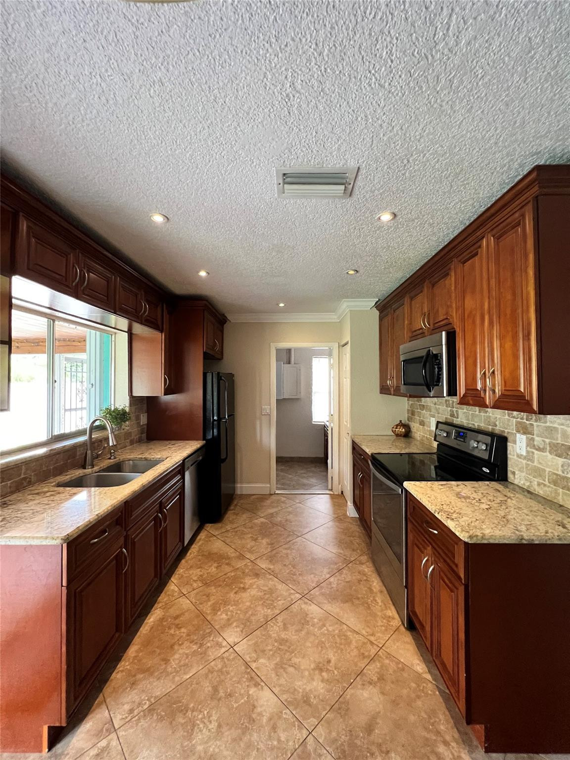 9135 Saddlecreek Drive Property Photo 18