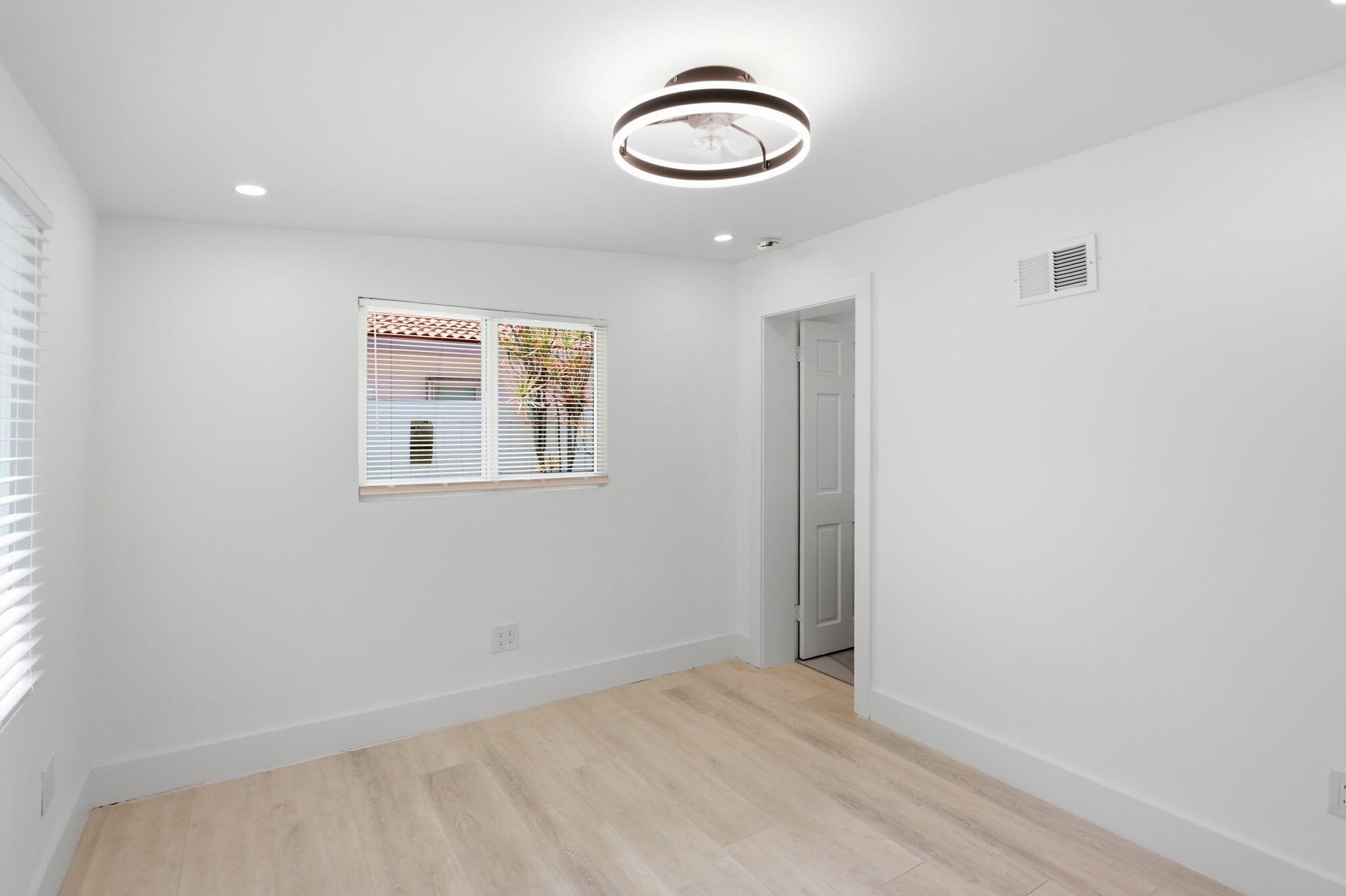 998 W Camino Real Property Photo 12