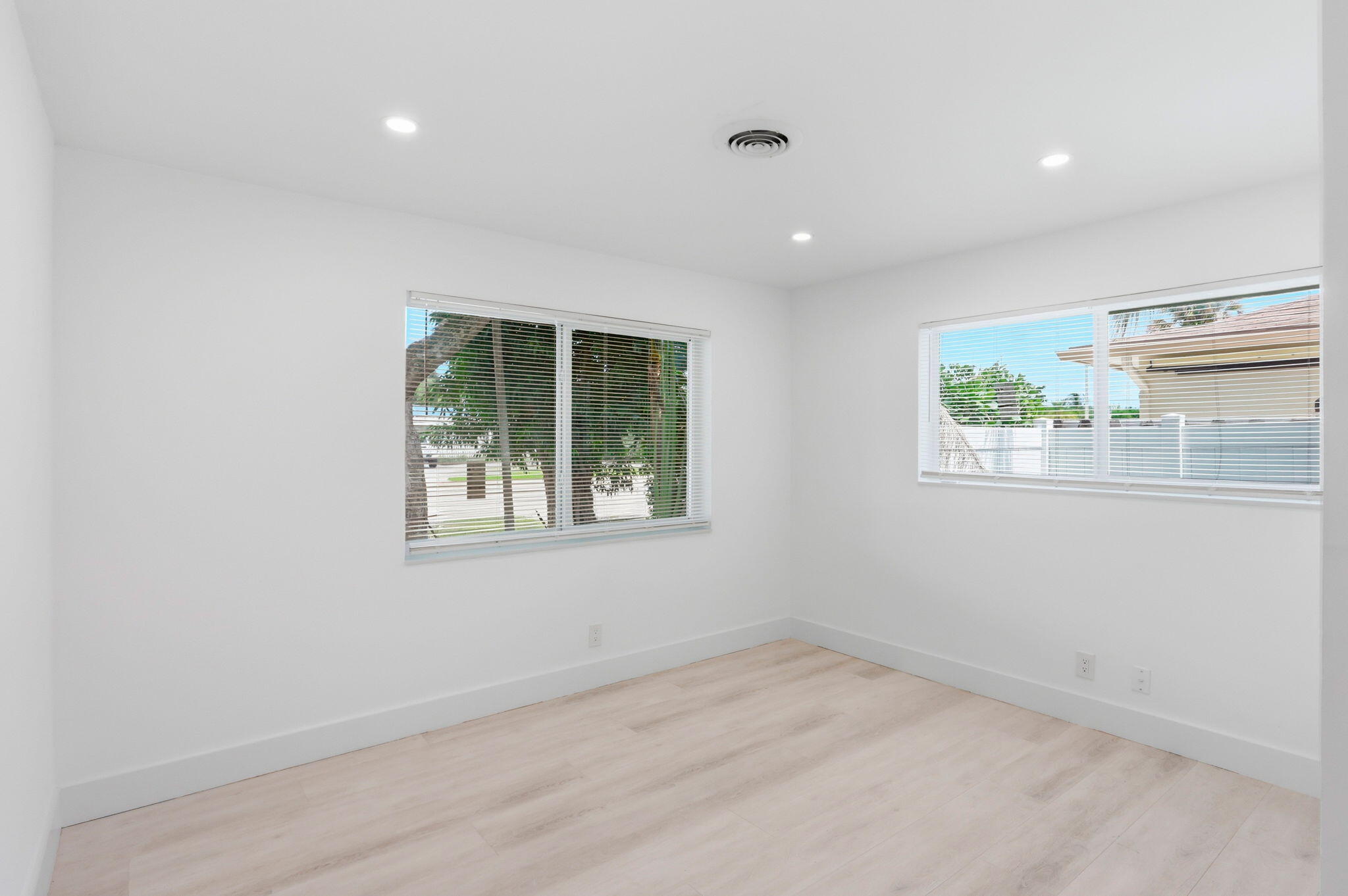 998 W Camino Real Property Photo 14