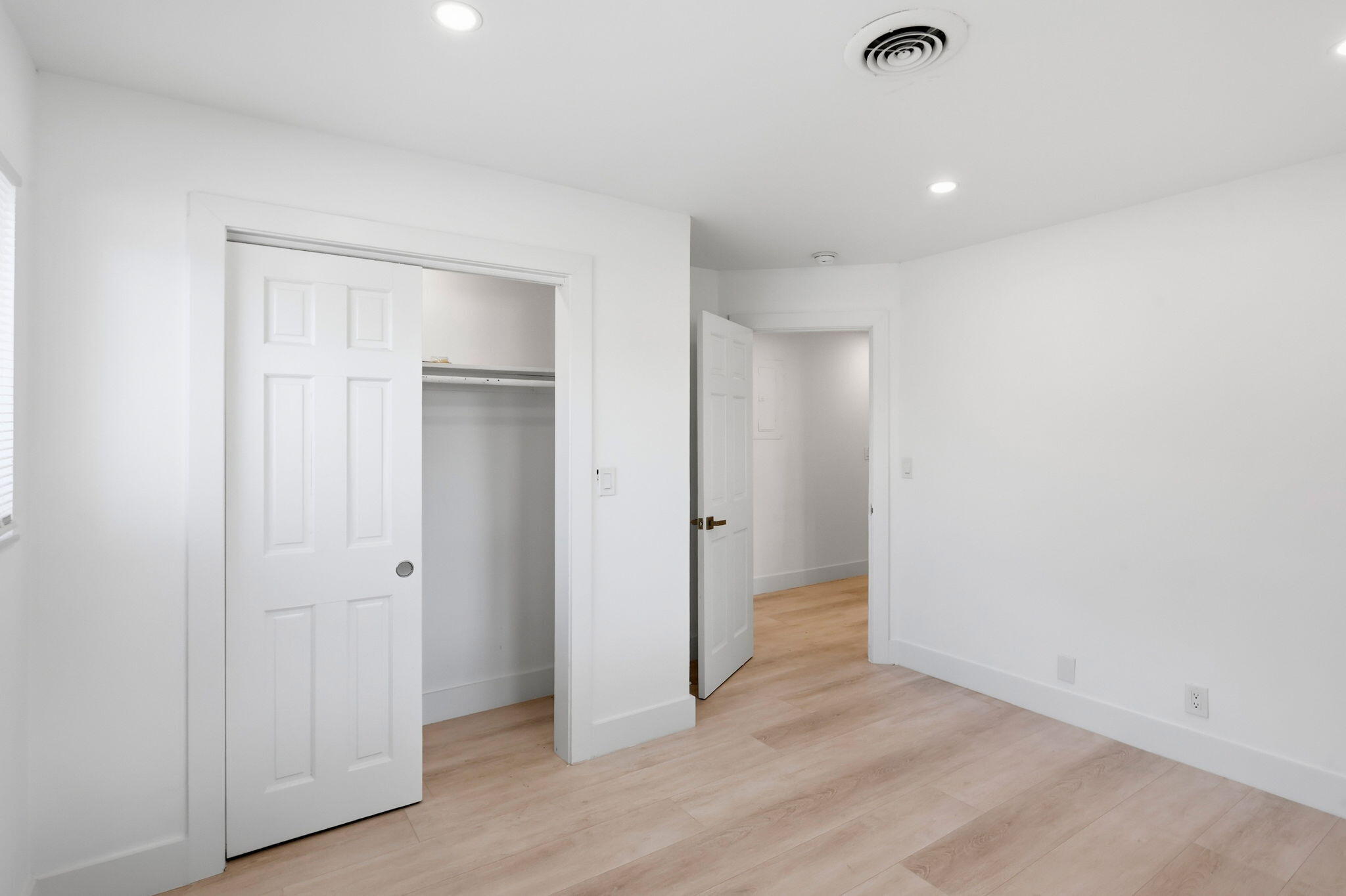 998 W Camino Real Property Photo 15