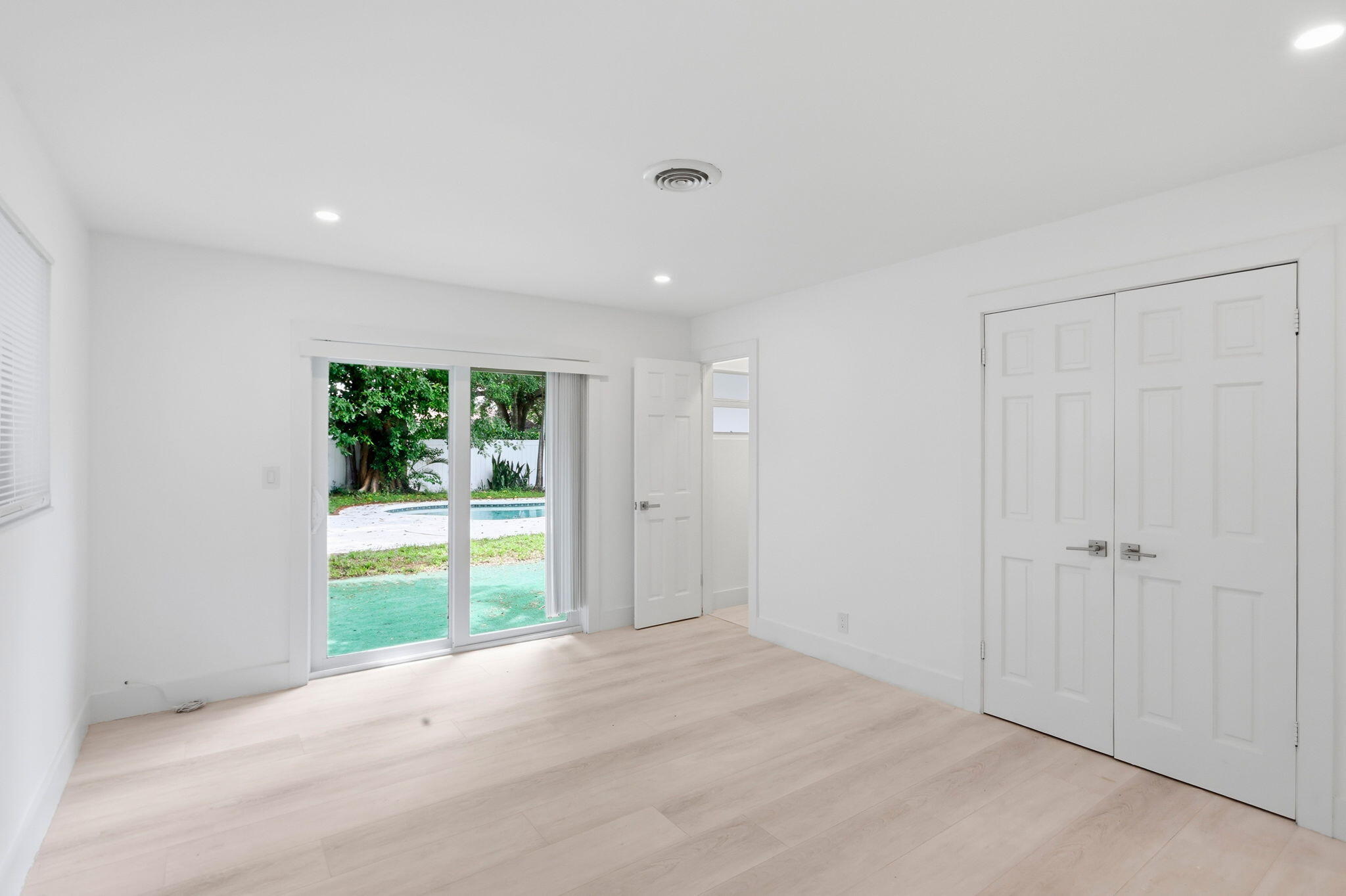 998 W Camino Real Property Photo 17