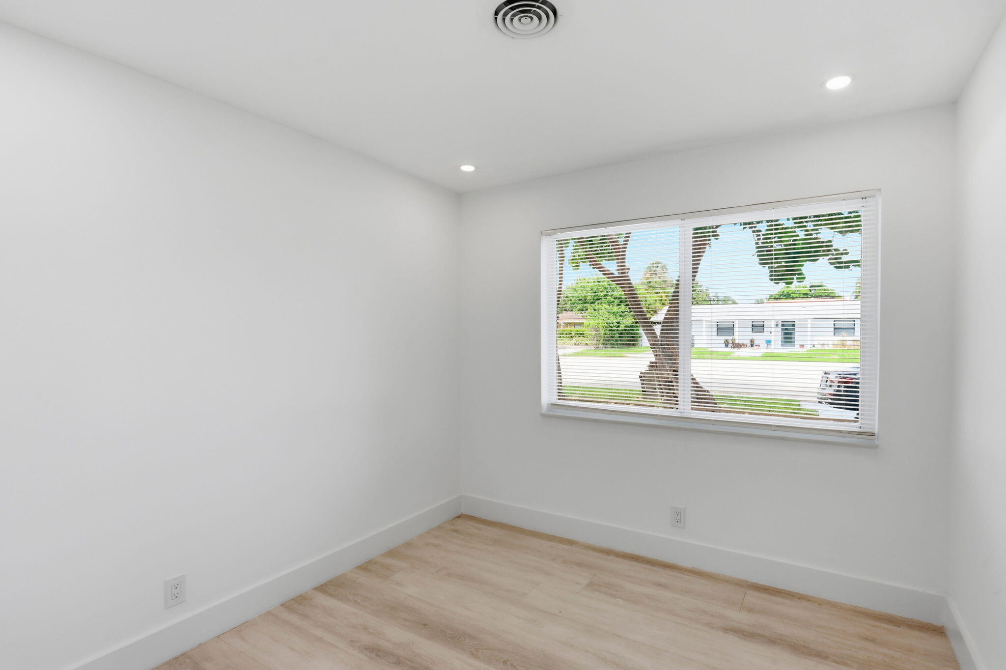 998 W Camino Real Property Photo 18