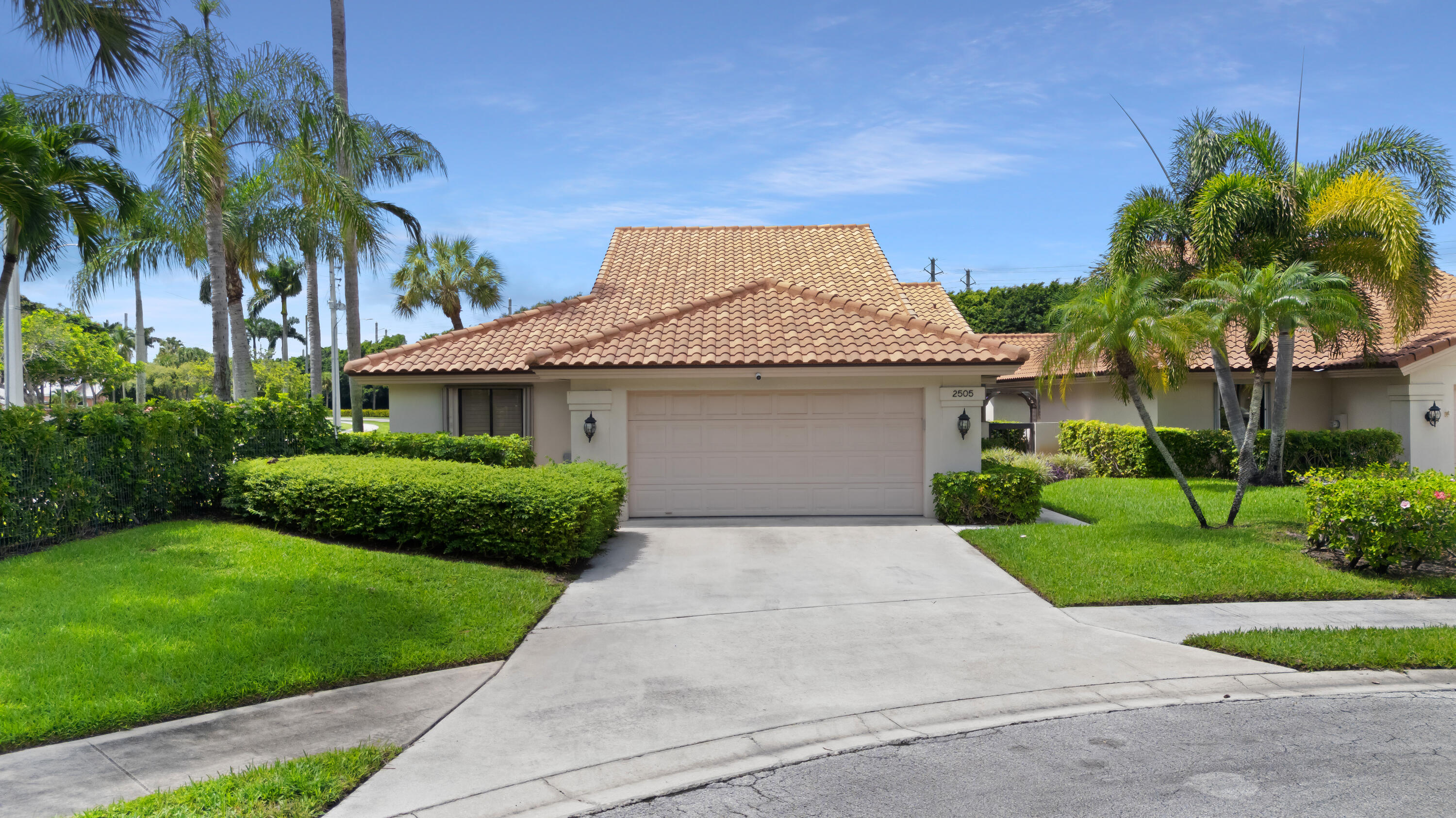 2505 Iroquois Circle Property Photo 1