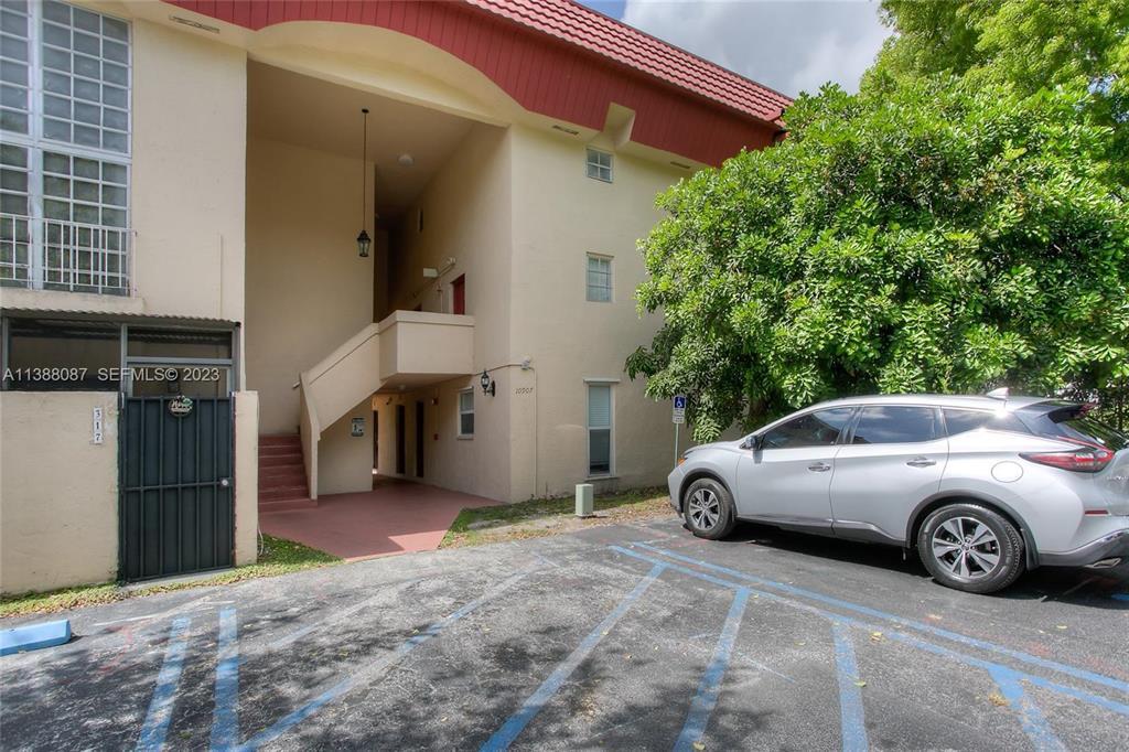 10907 N Kendall Drive 427 Property Photo 1