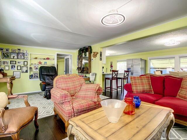 4215 Meadow View Drive Property Photo 6