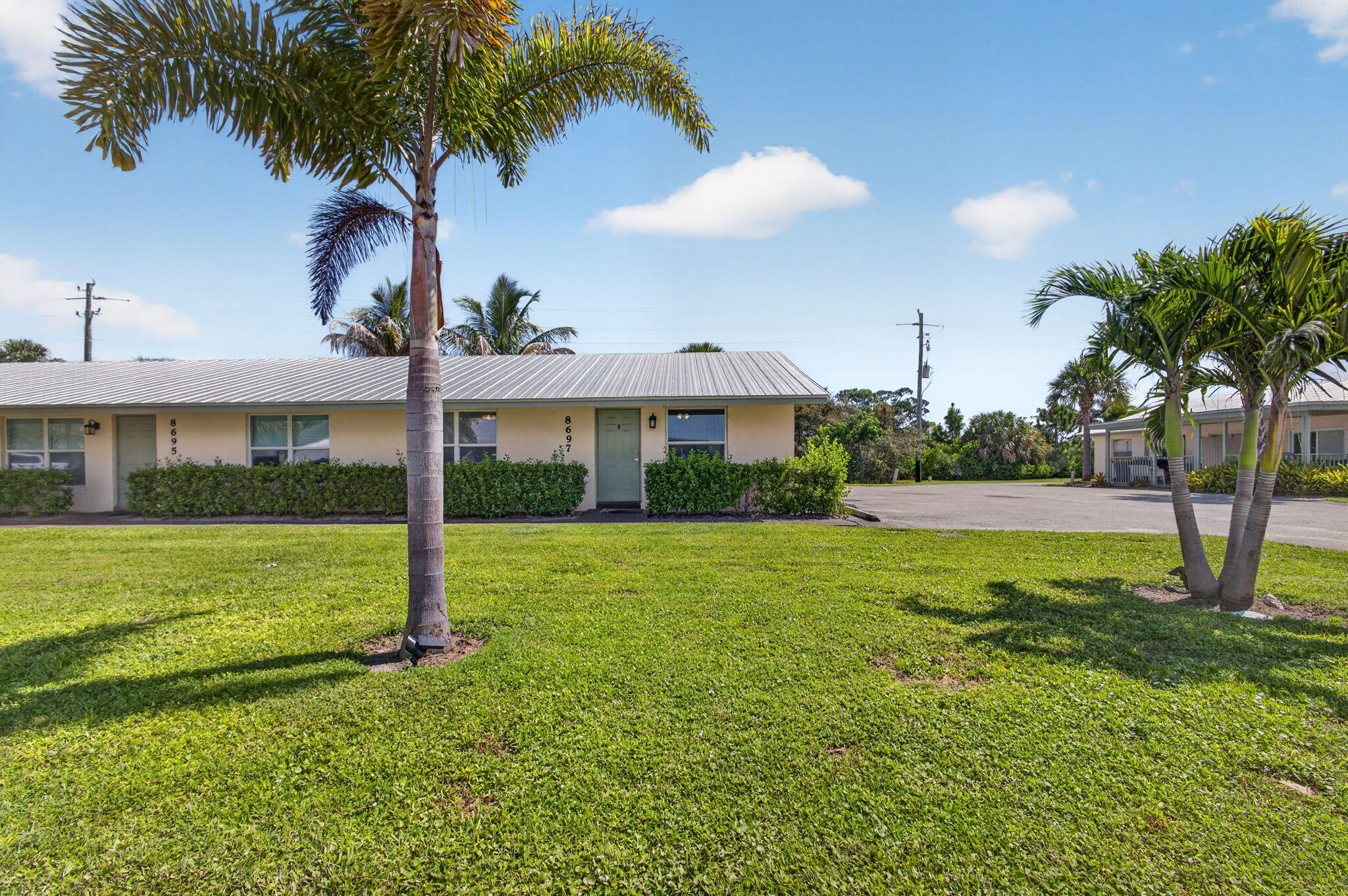 8697 SE HOBE RIDGE Avenue Property Photo 1