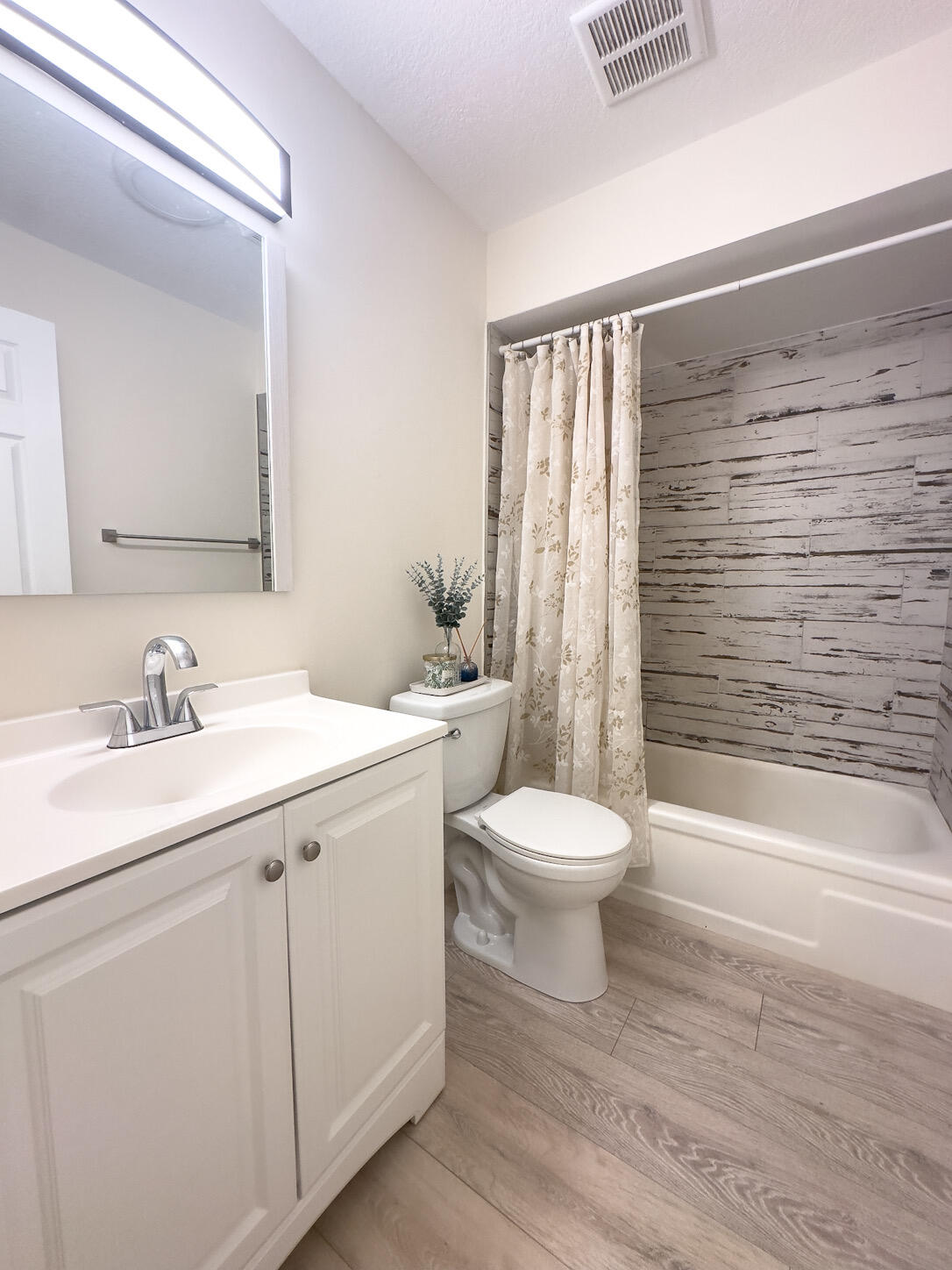 6080 Forest Hill Boulevard 109 Property Photo 15