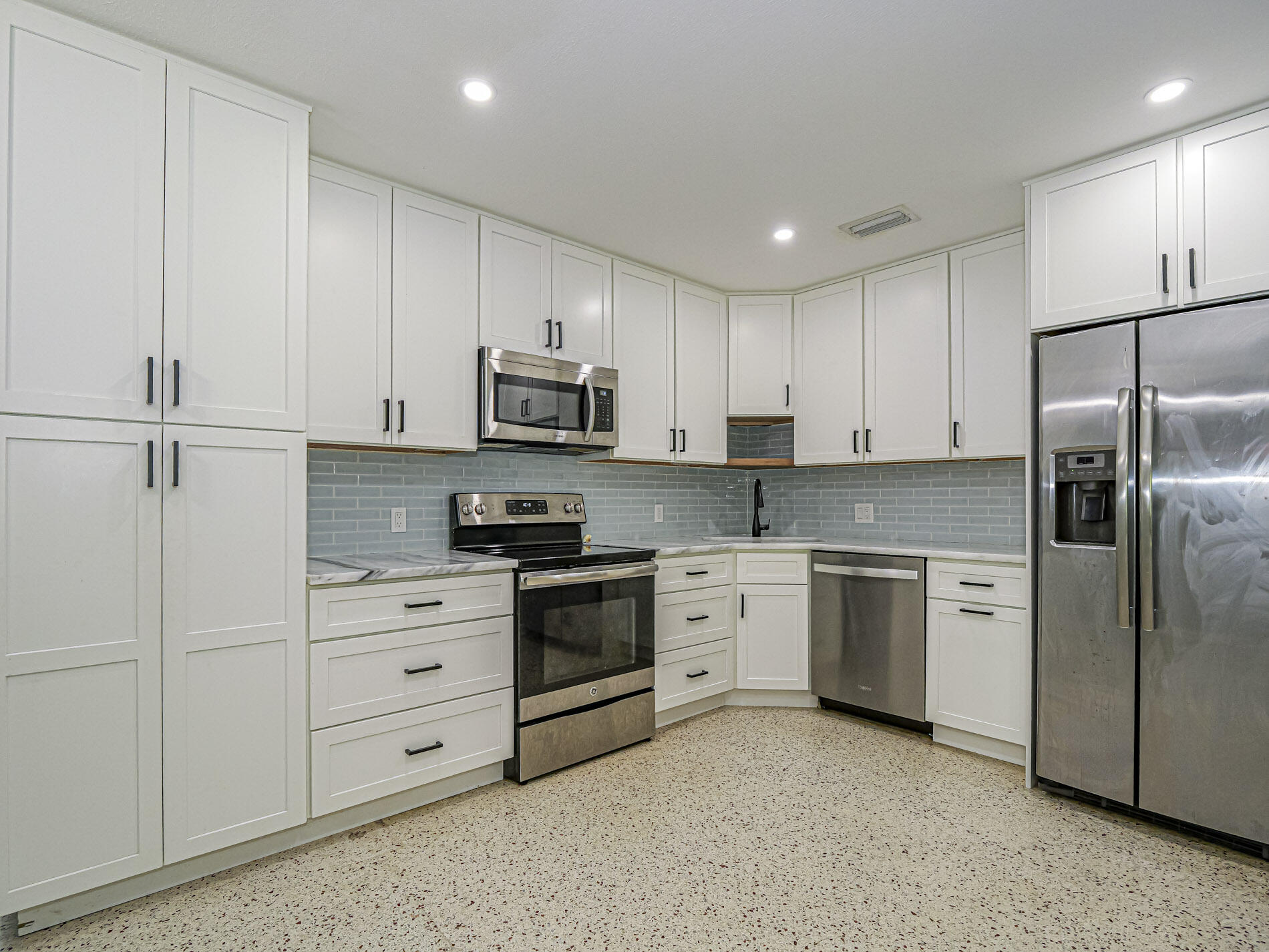 2755 6th Place Property Photo 7