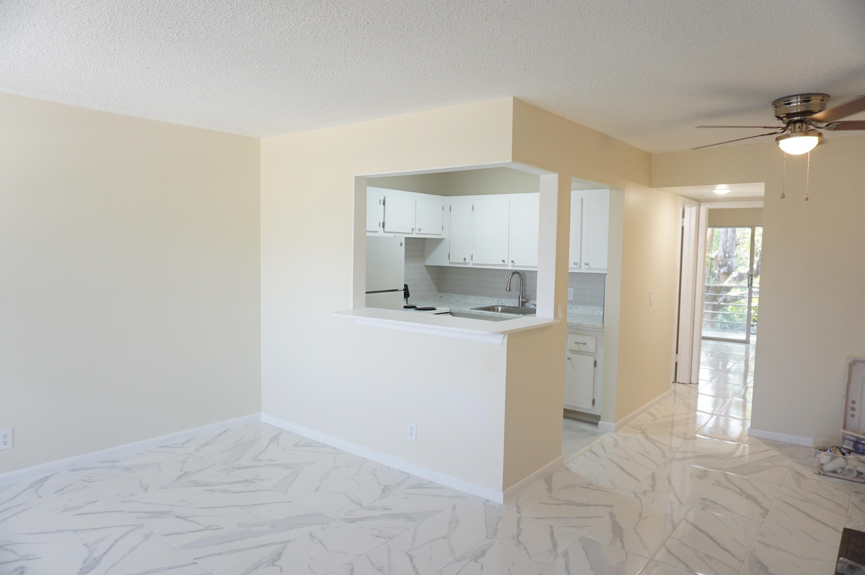33 Windsor B Property Photo 1