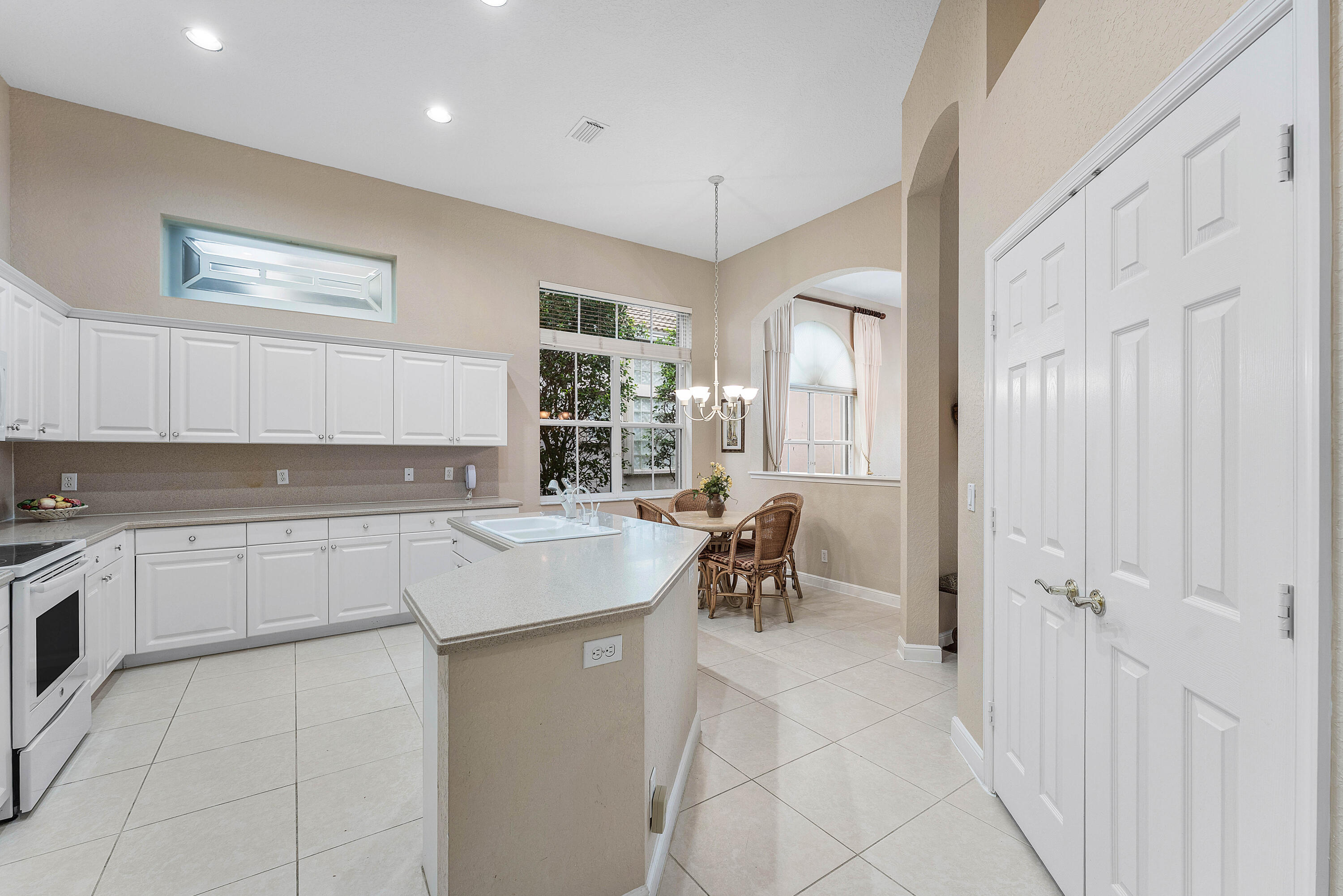 6947 Fairway Lakes Drive Property Photo 7
