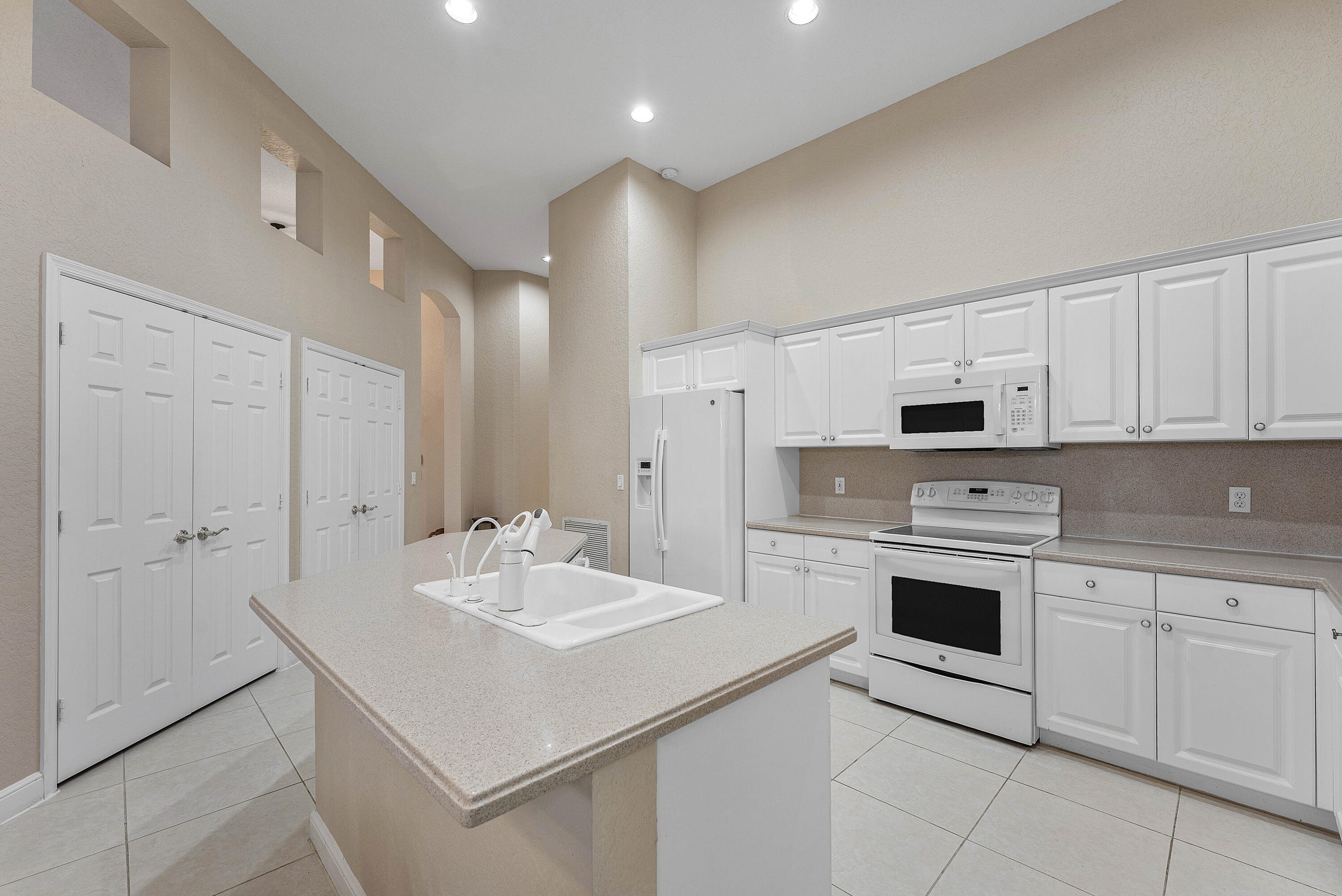 6947 Fairway Lakes Drive Property Photo 8