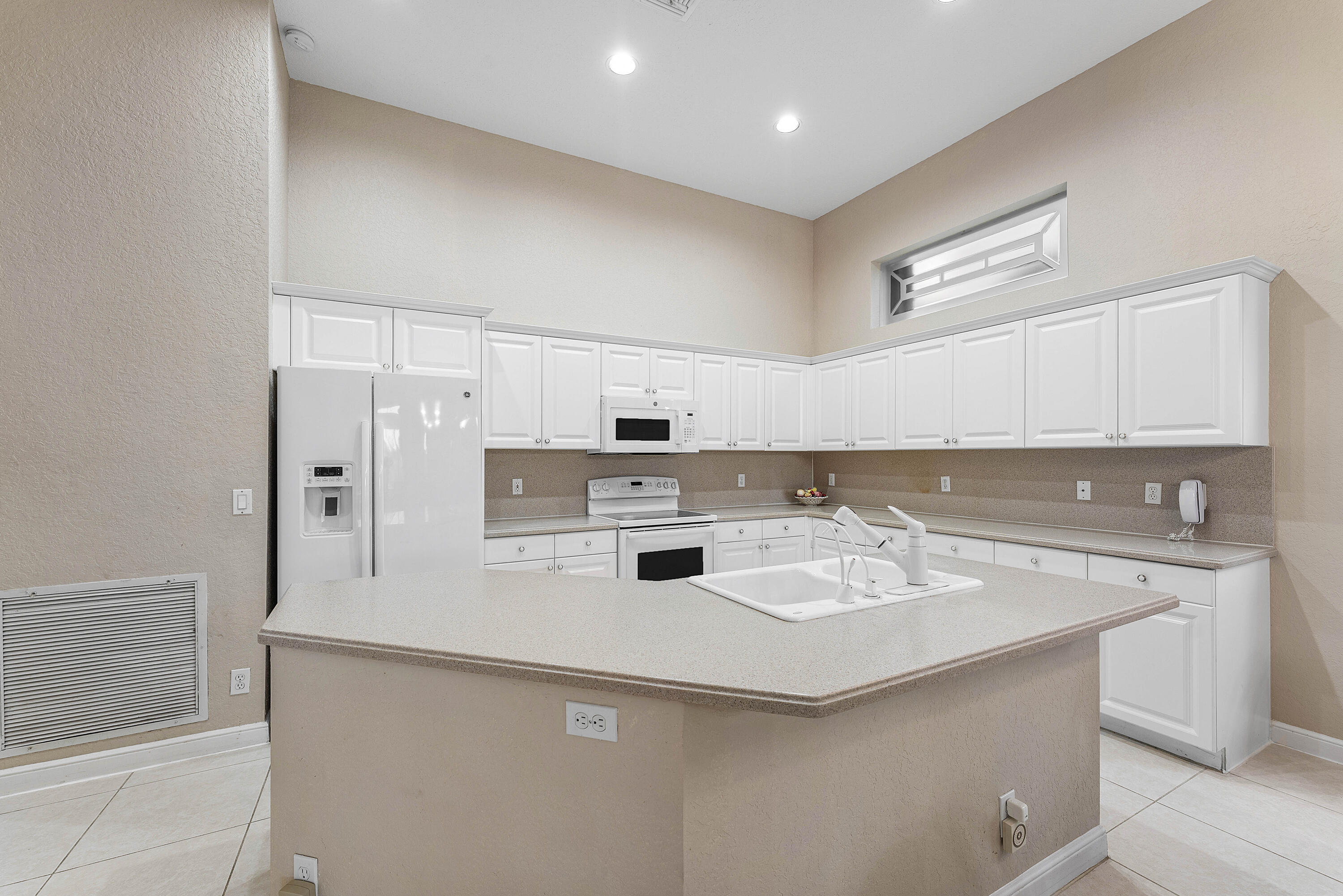 6947 Fairway Lakes Drive Property Photo 9