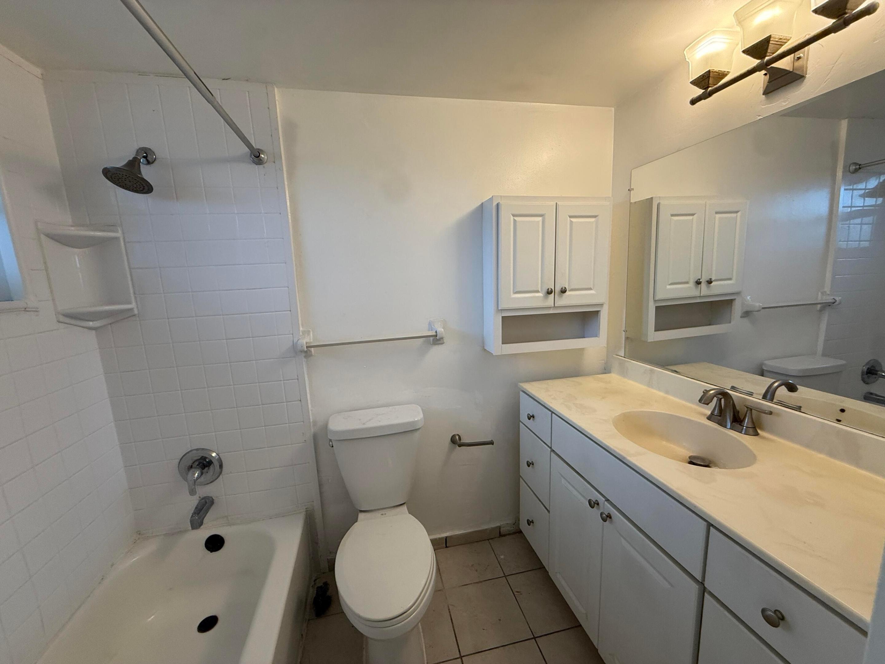 909 Se 14th Court 5 Property Photo 3