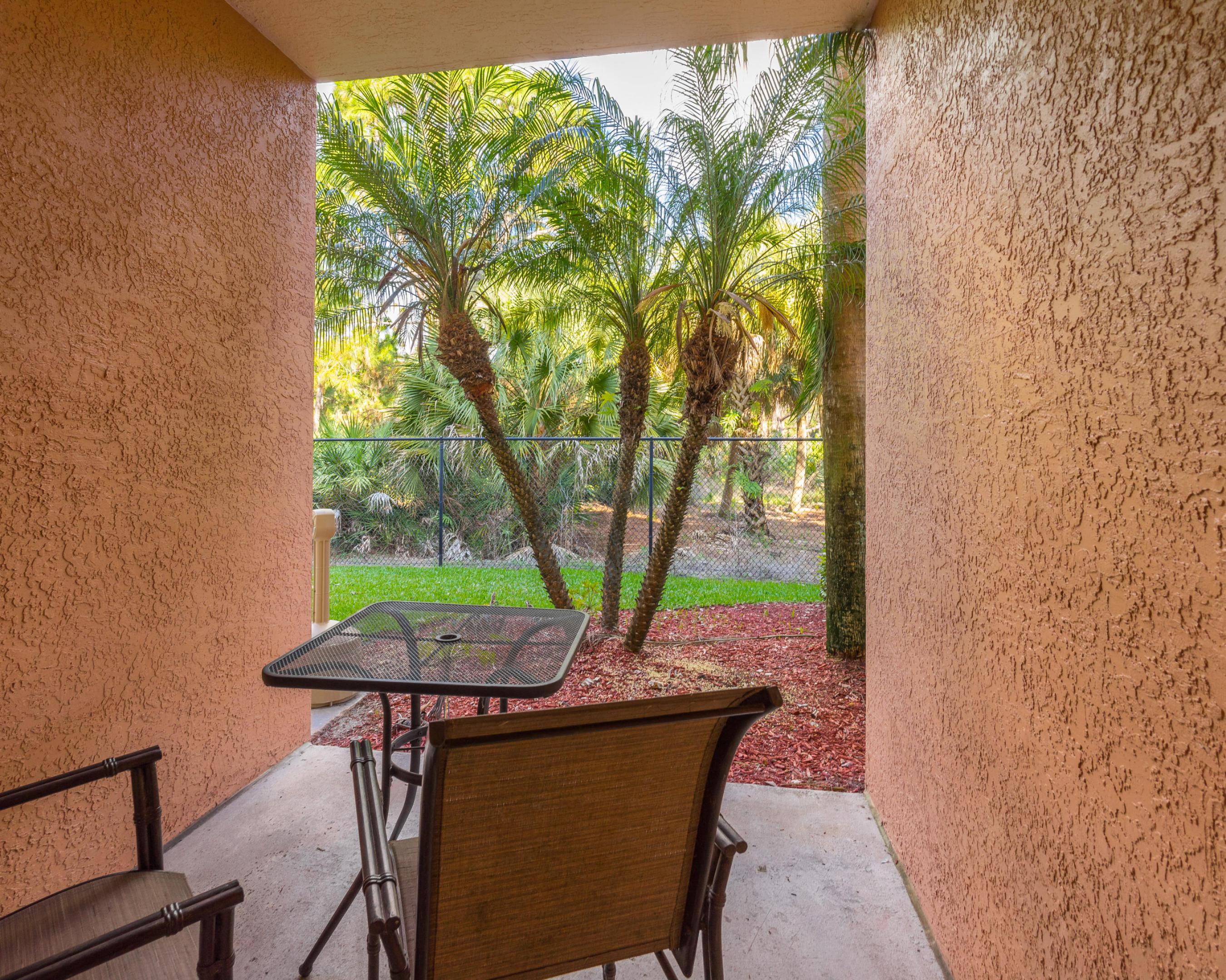 2106 Myrtlewood Circle E Property Photo 4