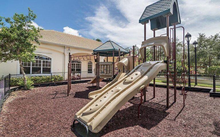 2106 Myrtlewood Circle E Property Photo 8