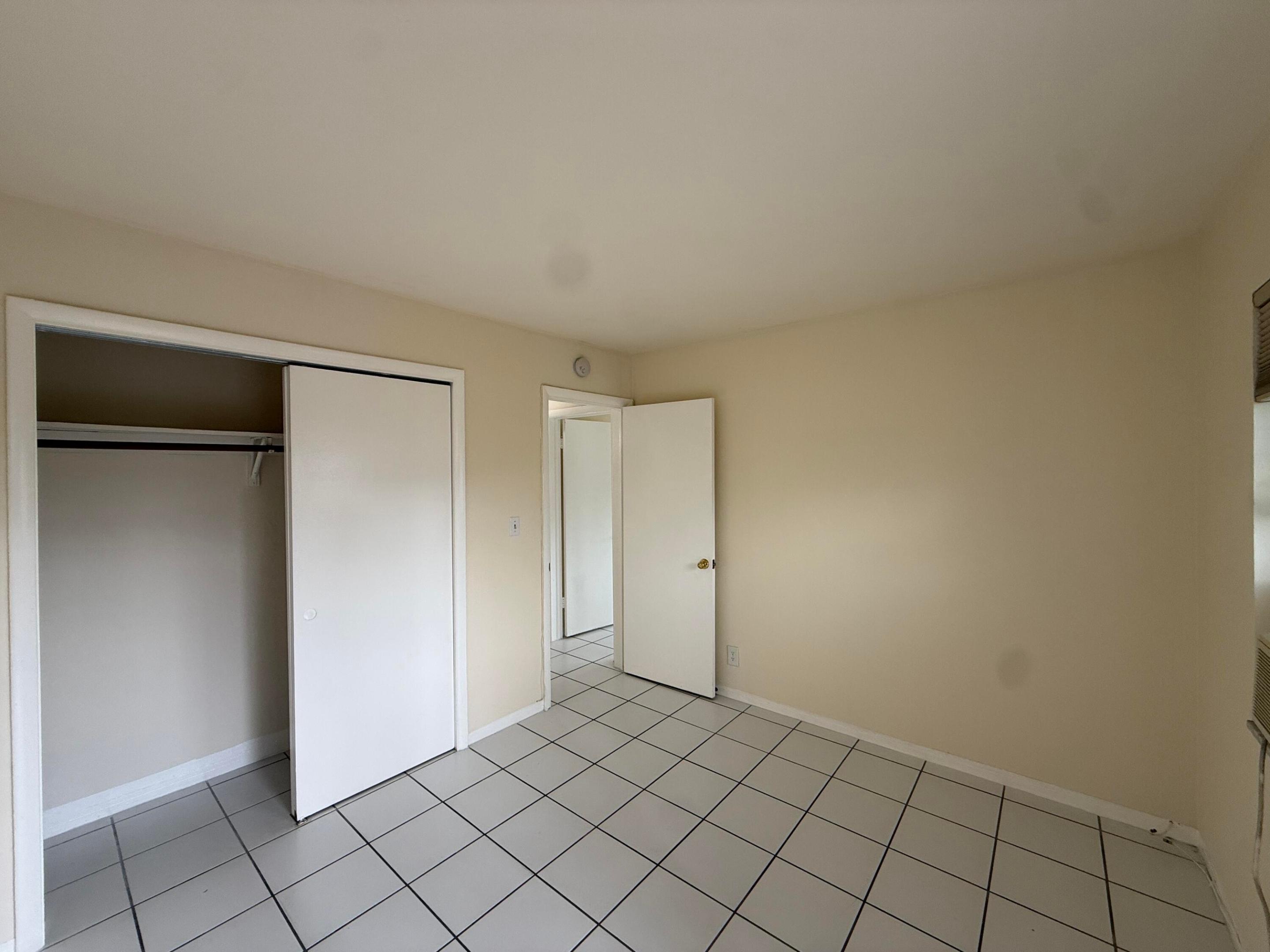 909 Se 14th Court 2 Property Photo 3