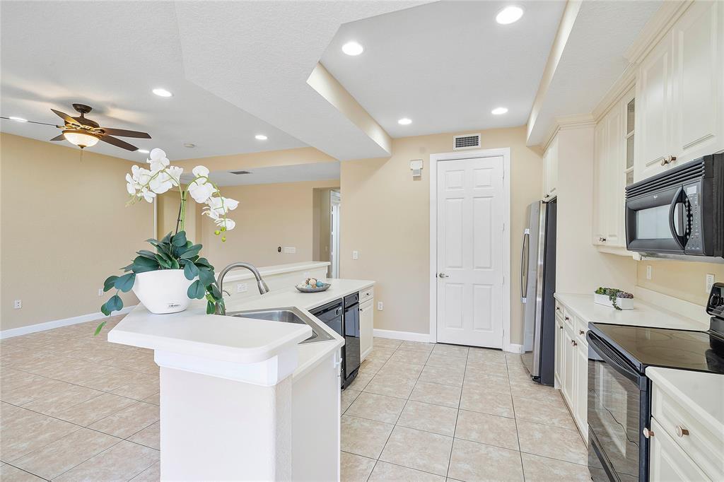 8140 Nw 128th Lane 10-a Property Photo 11