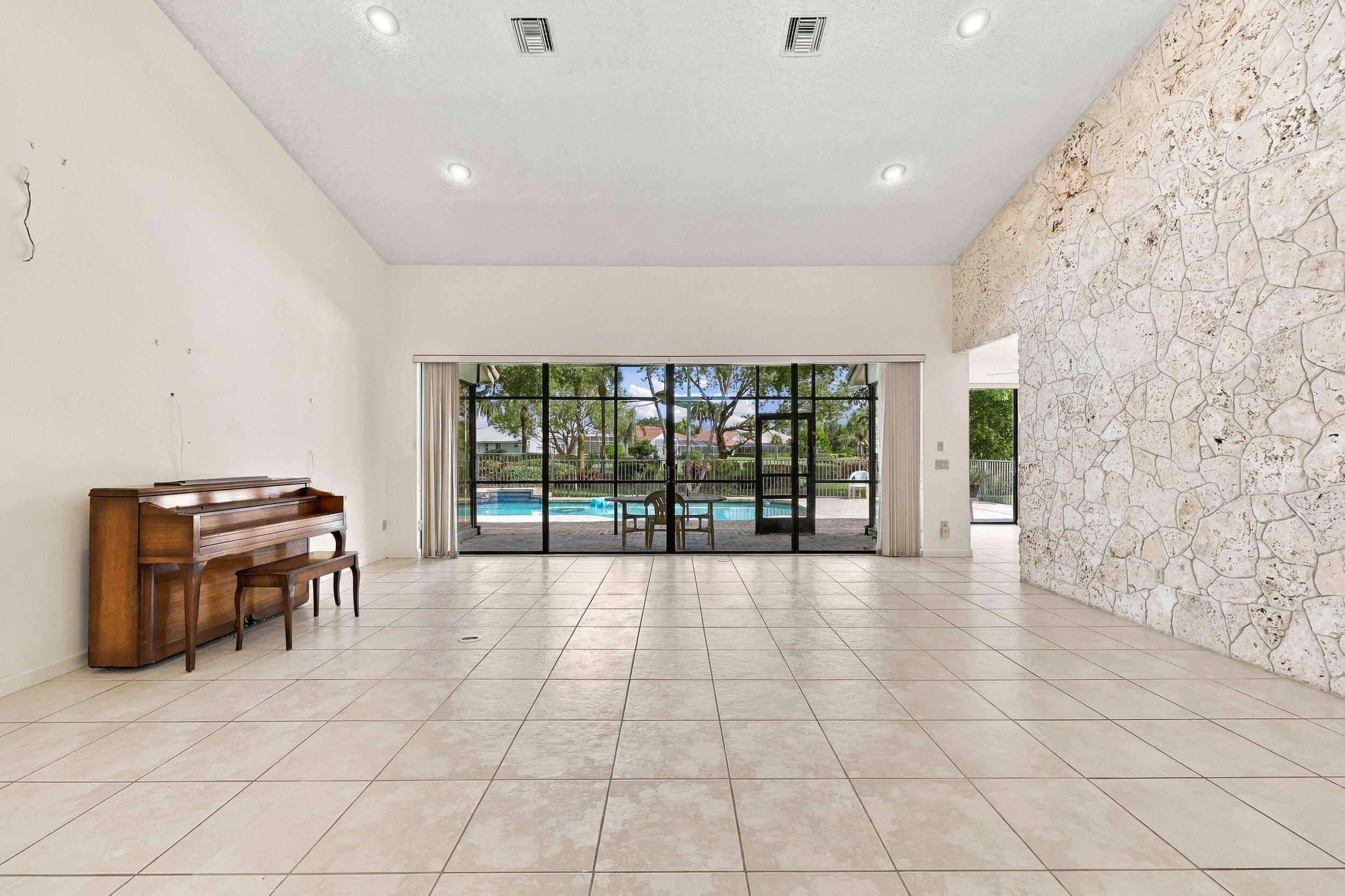 10695 Stonebridge Boulevard Property Photo 6