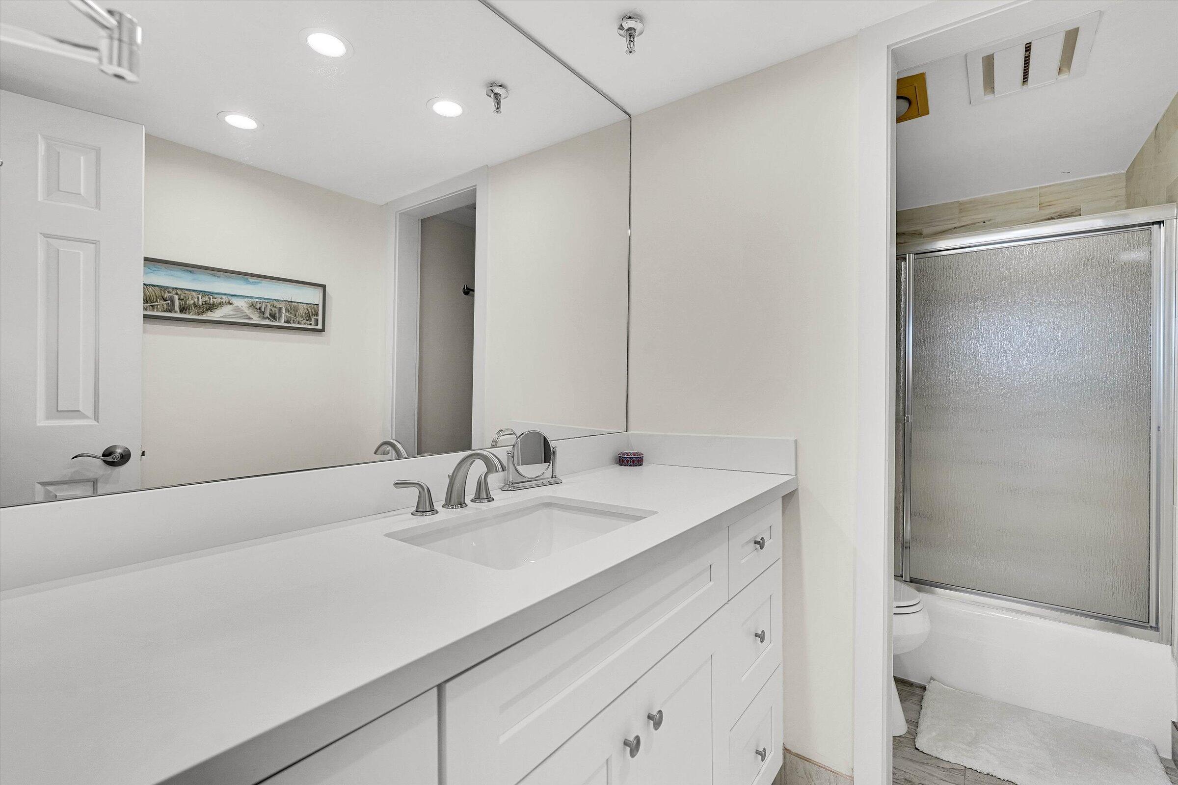 859 Jeffery Street 306 Property Photo 15