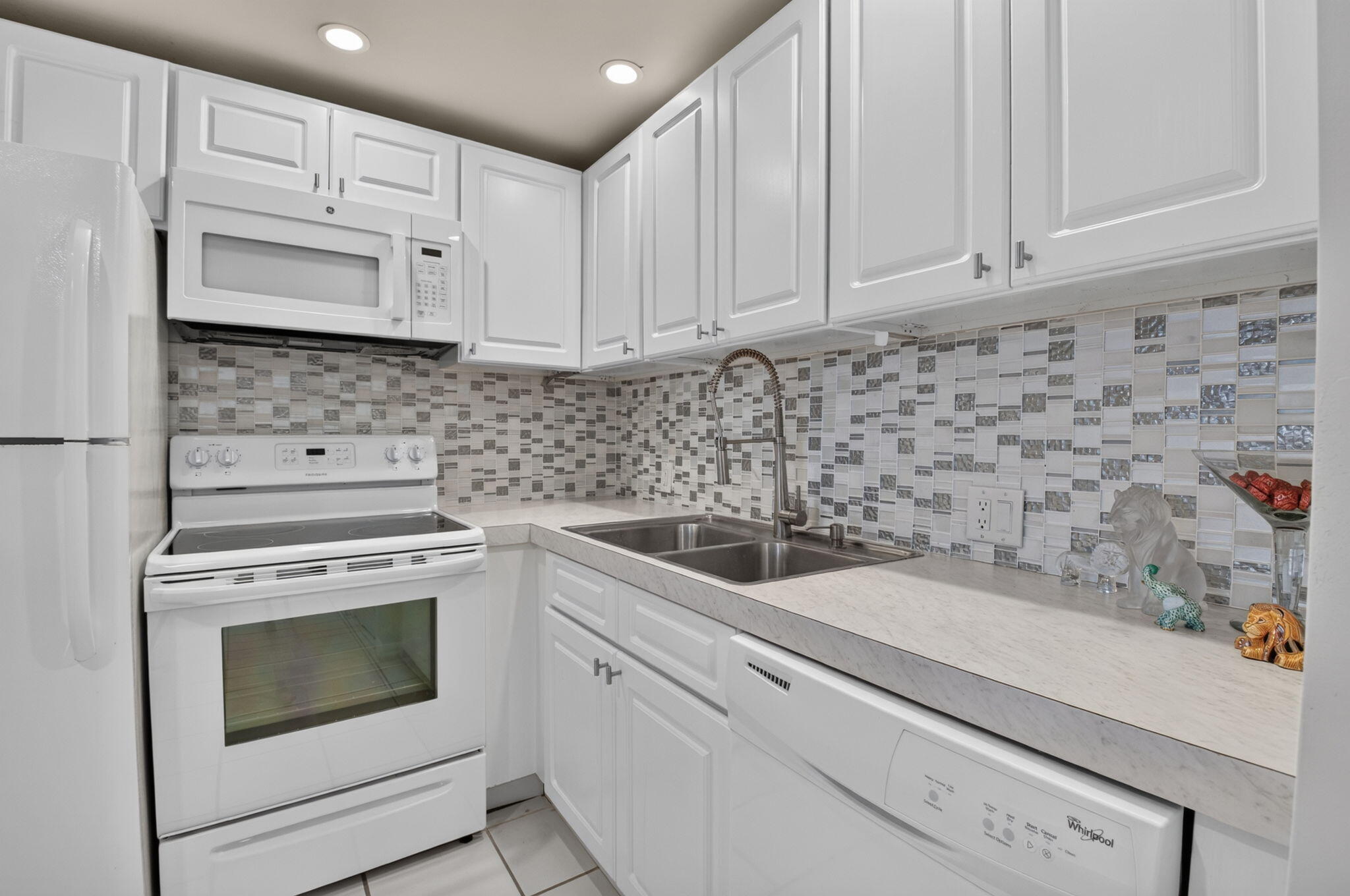 591 Fanshaw O Property Photo 3