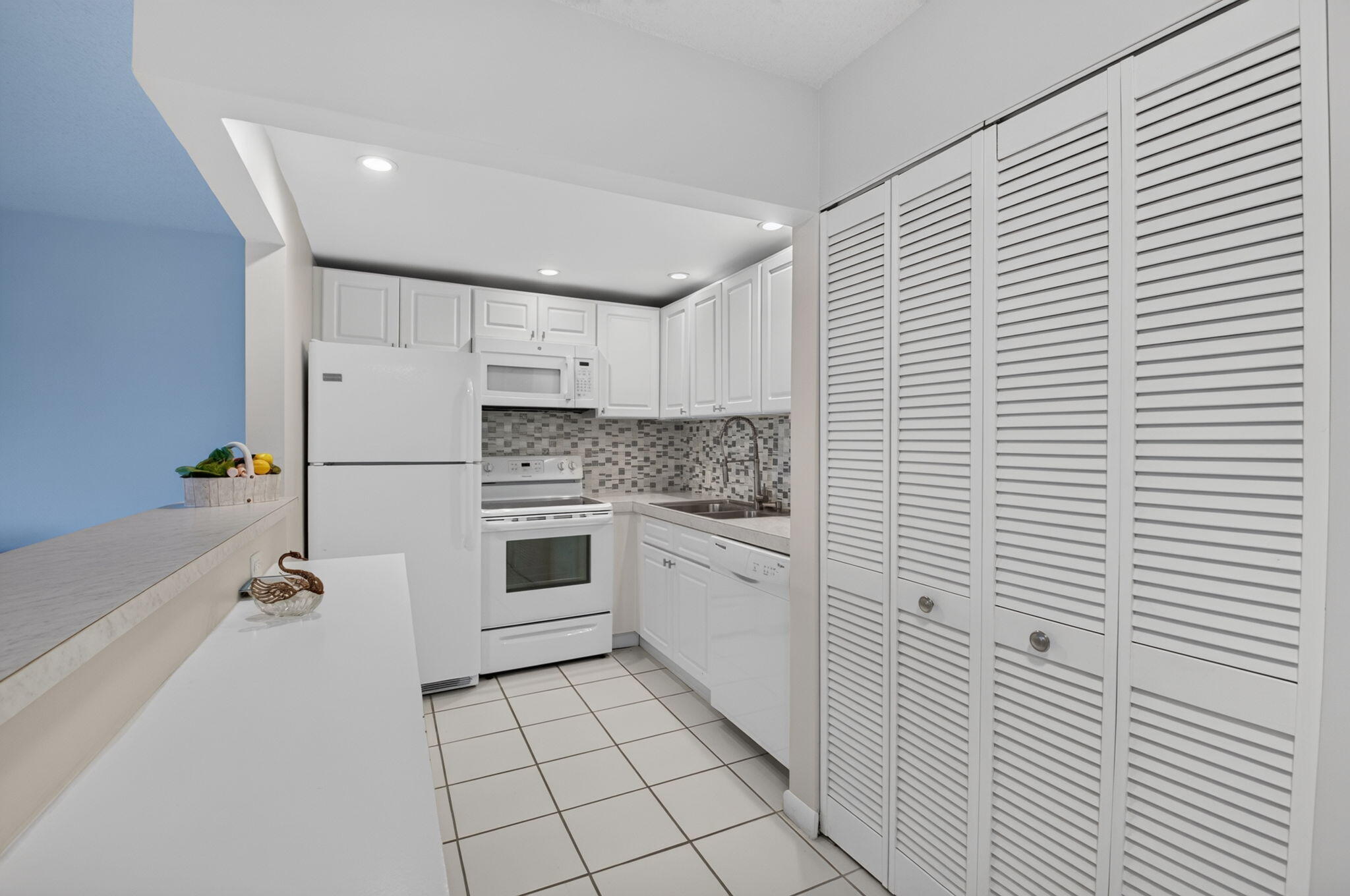 591 Fanshaw O Property Photo 6