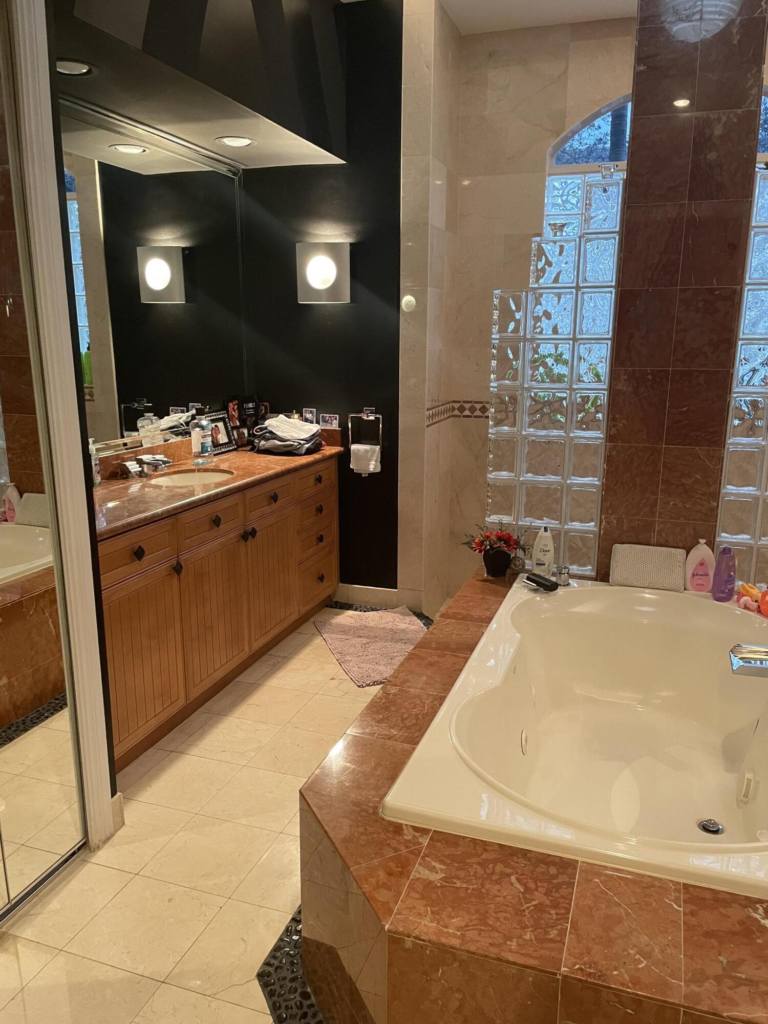 5532 Estate Oak Circle Property Photo 6