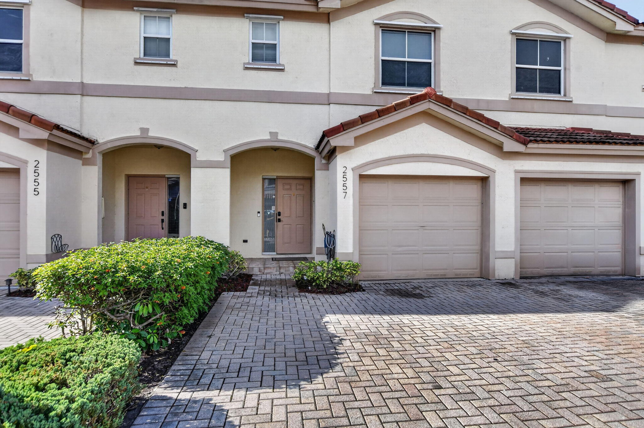 2557 Riverside Drive Property Photo 1