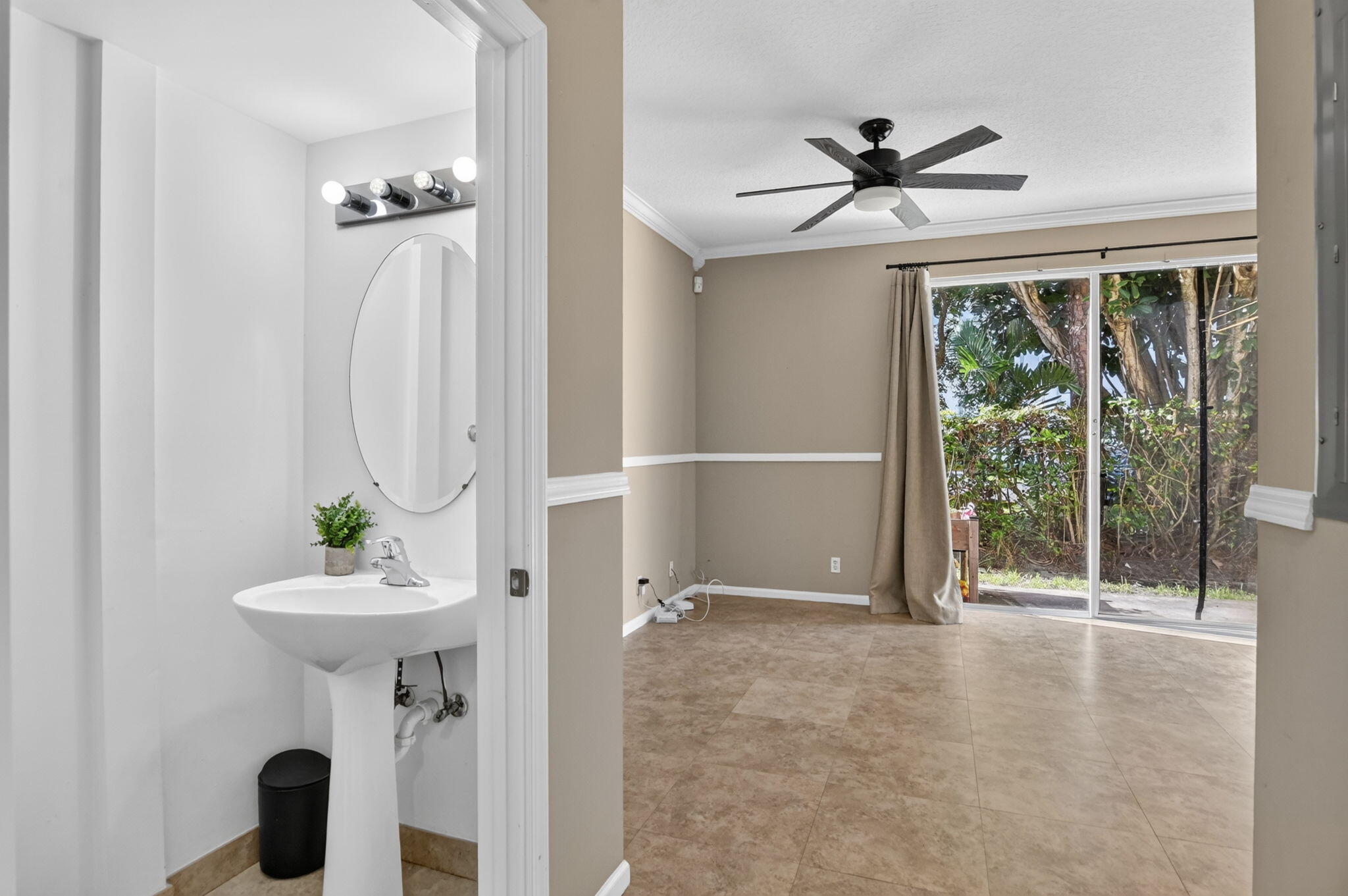 2557 Riverside Drive Property Photo 8