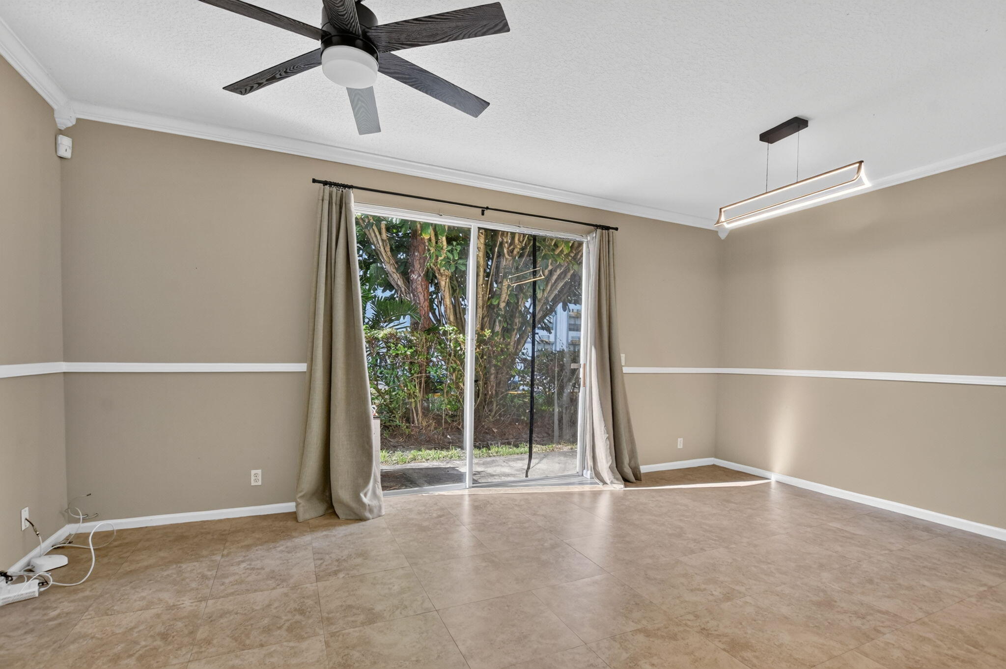 2557 Riverside Drive Property Photo 10