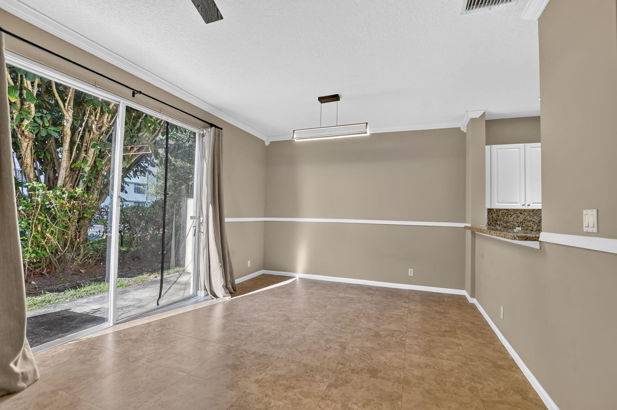 2557 Riverside Drive Property Photo 11