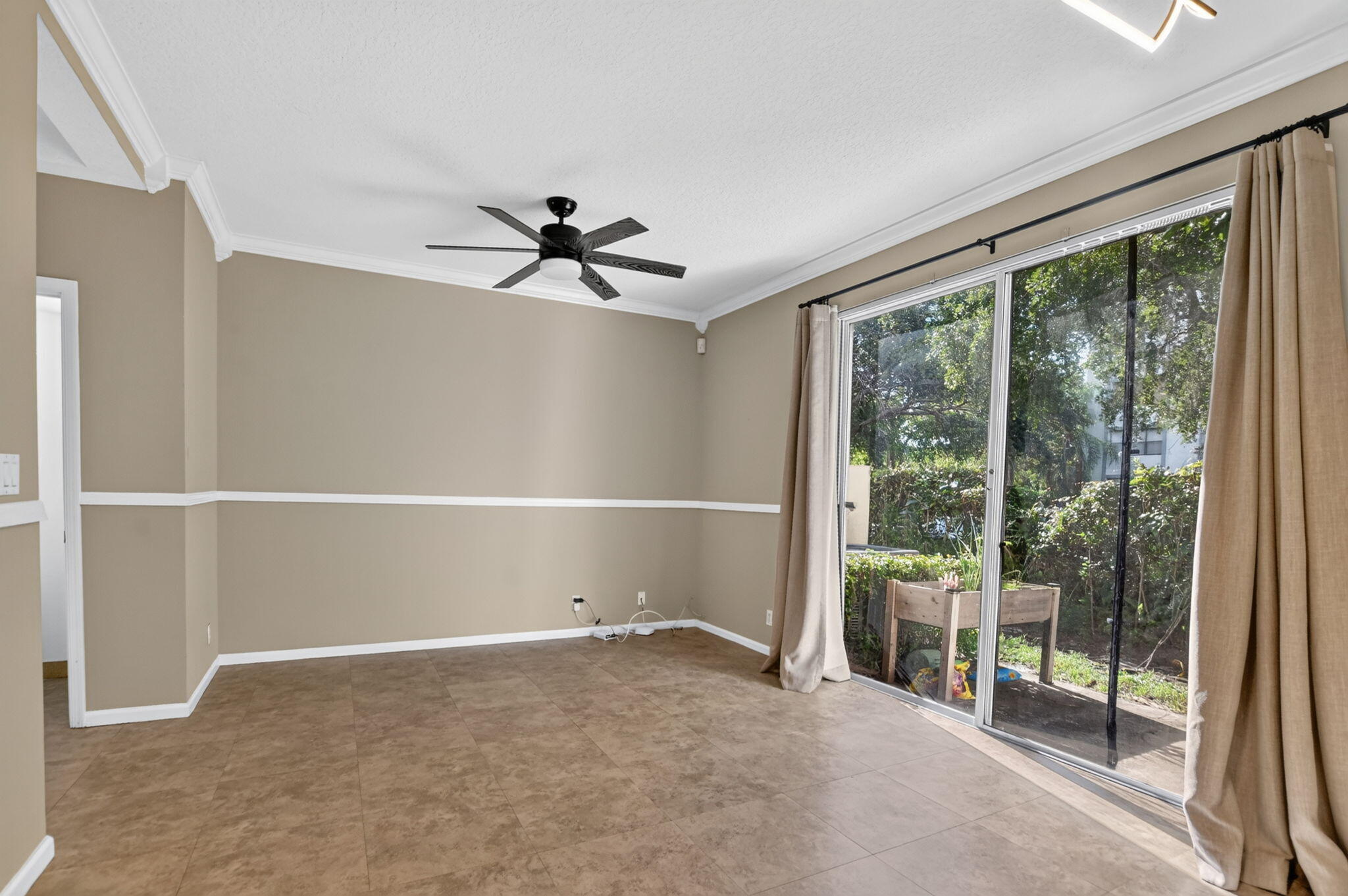 2557 Riverside Drive Property Photo 14