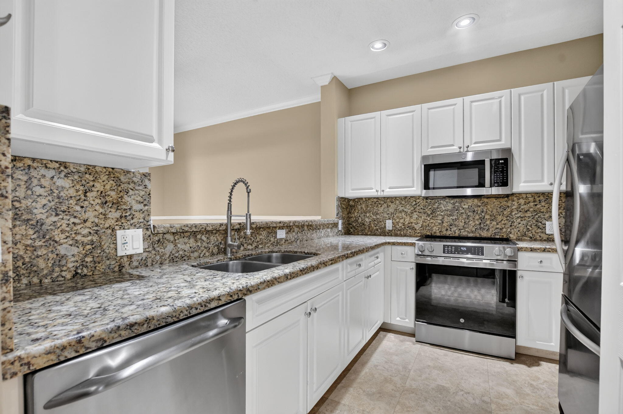 2557 Riverside Drive Property Photo 15
