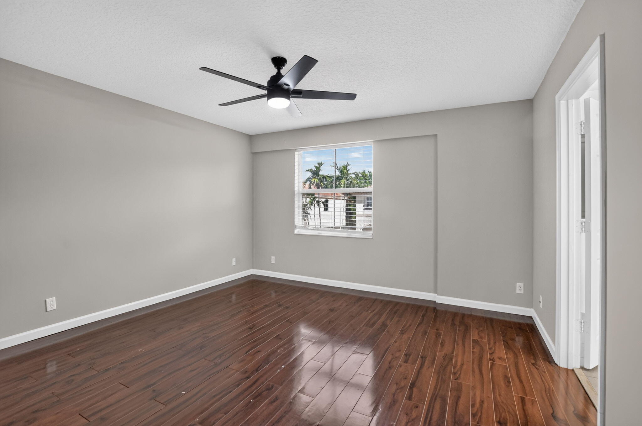 2557 Riverside Drive Property Photo 21
