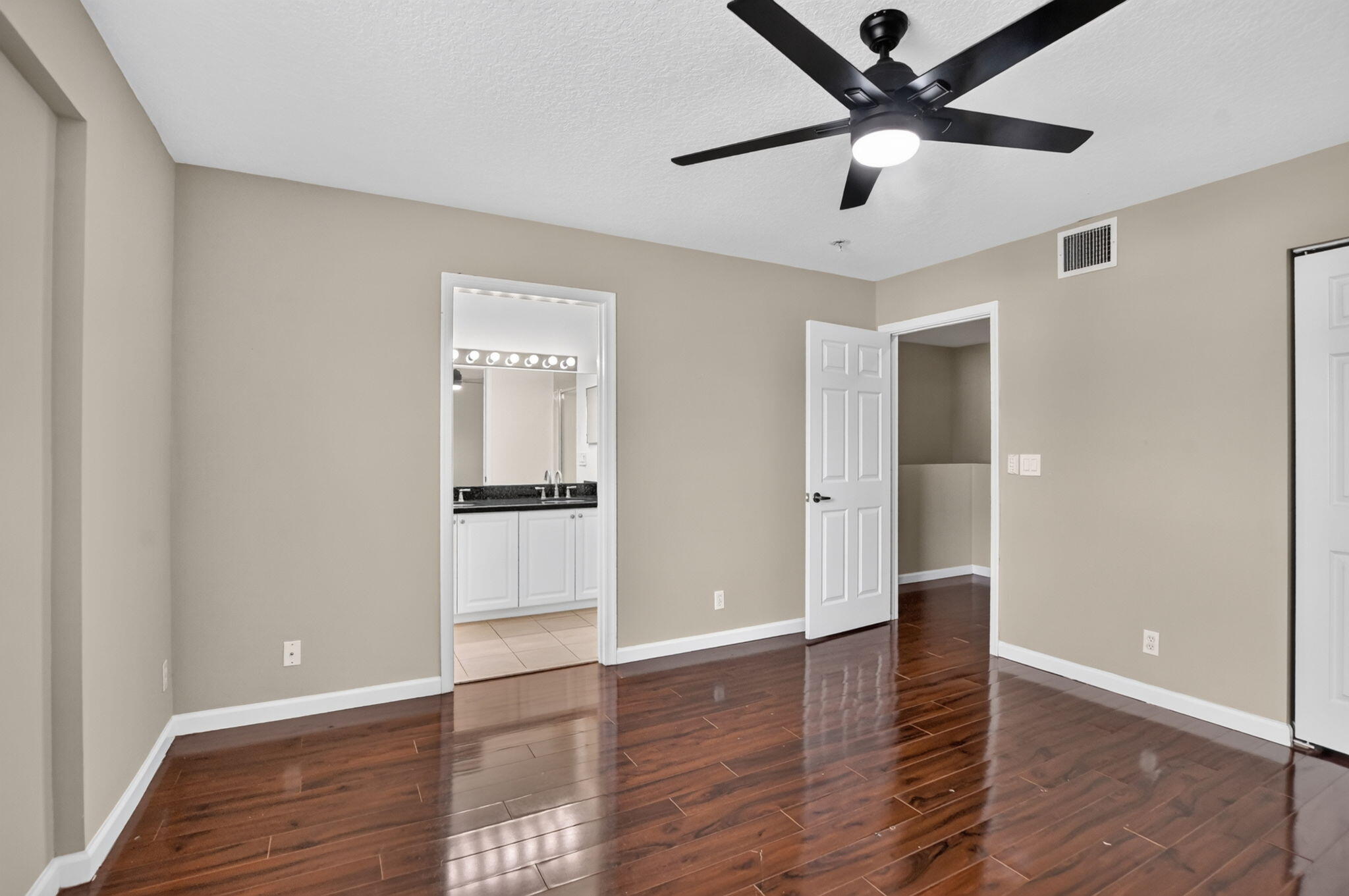 2557 Riverside Drive Property Photo 22