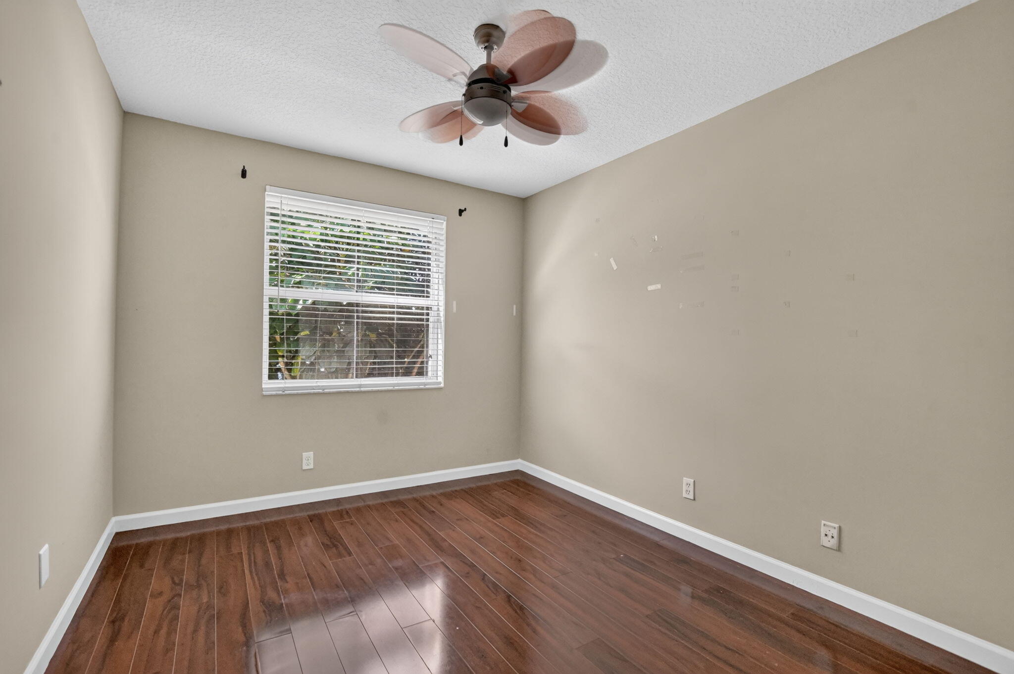 2557 Riverside Drive Property Photo 32