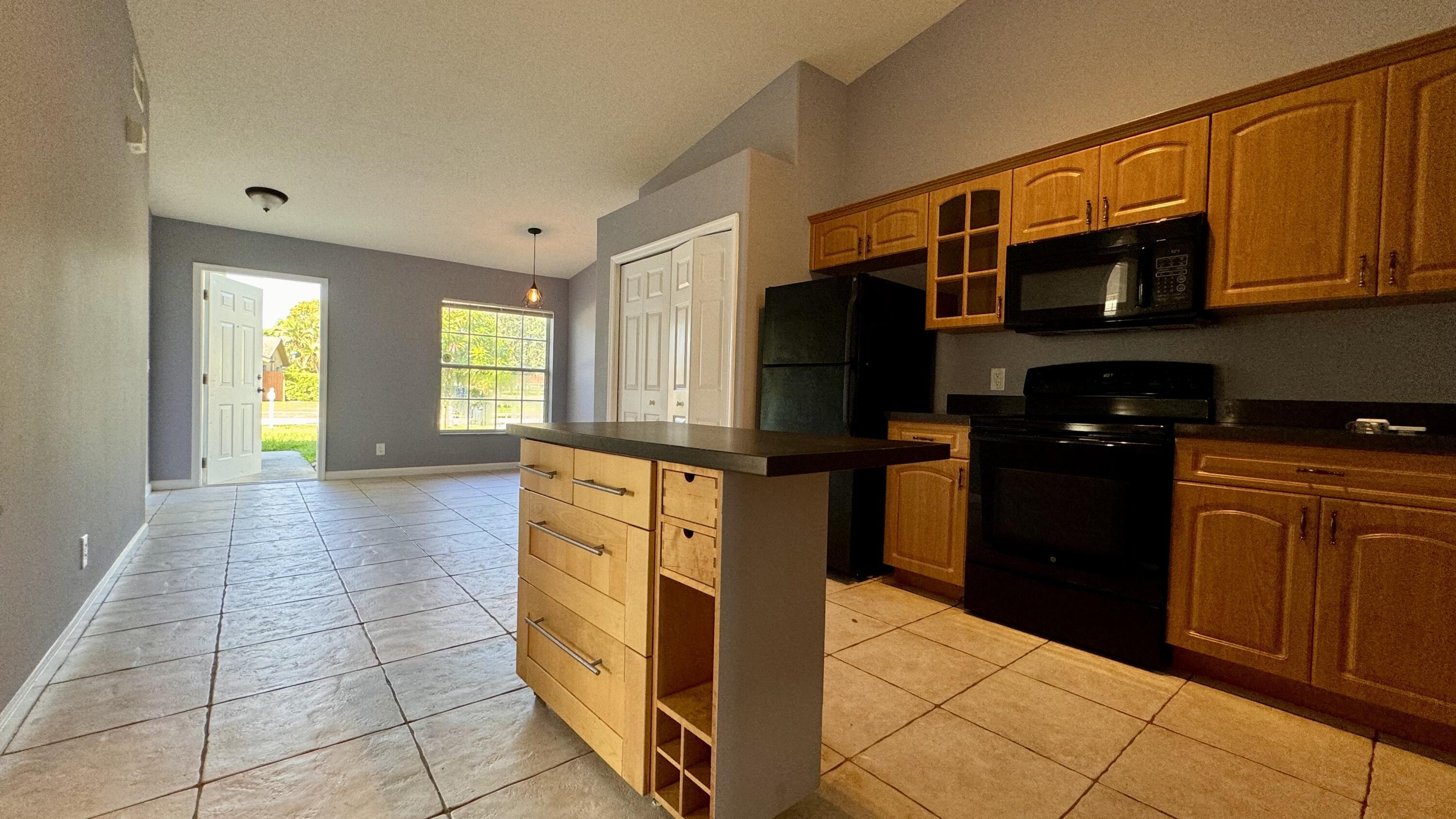 1290 Riverside Circle Property Photo 4