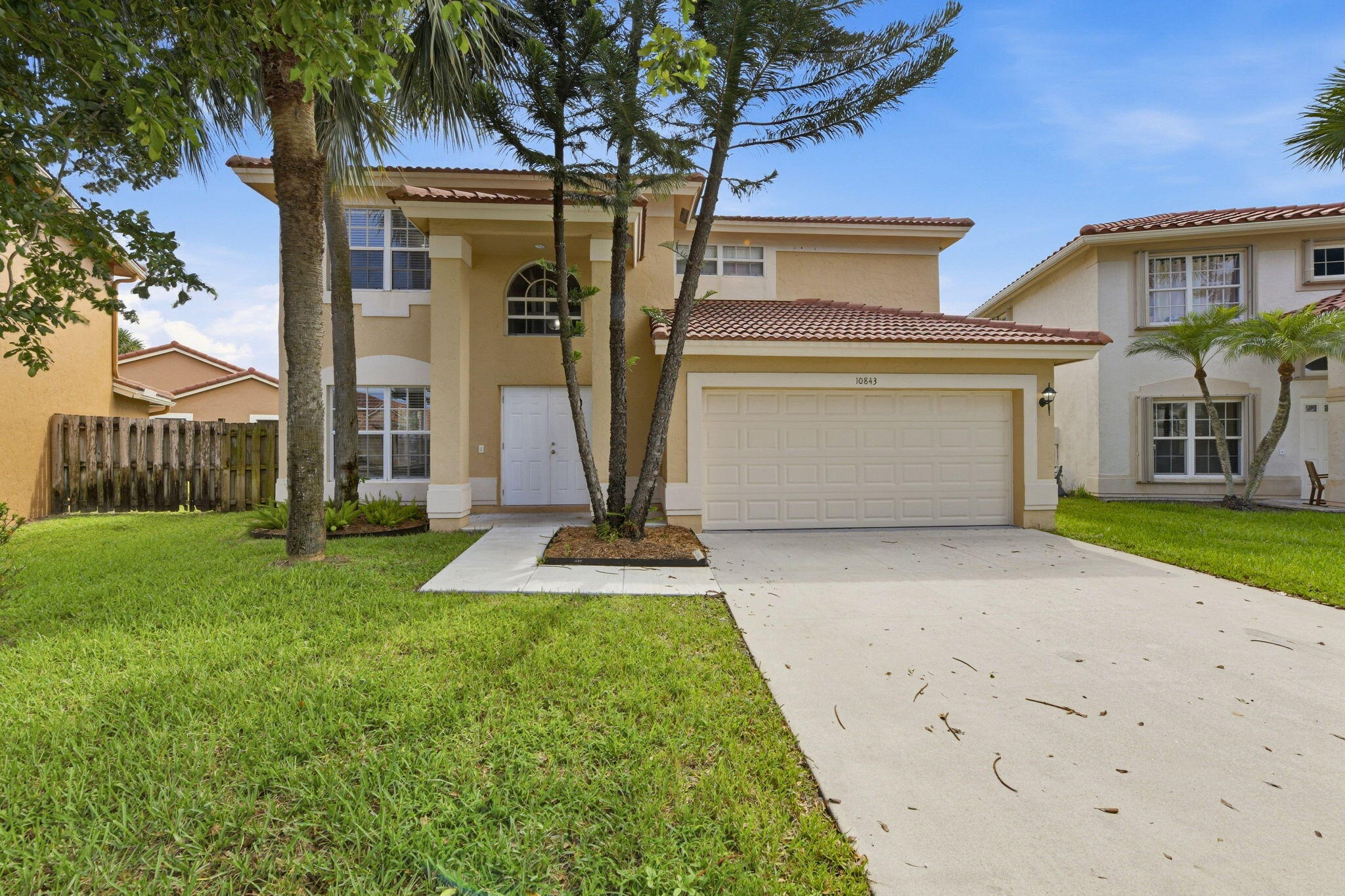 10843 Buttonwood Lake Drive Property Photo 1