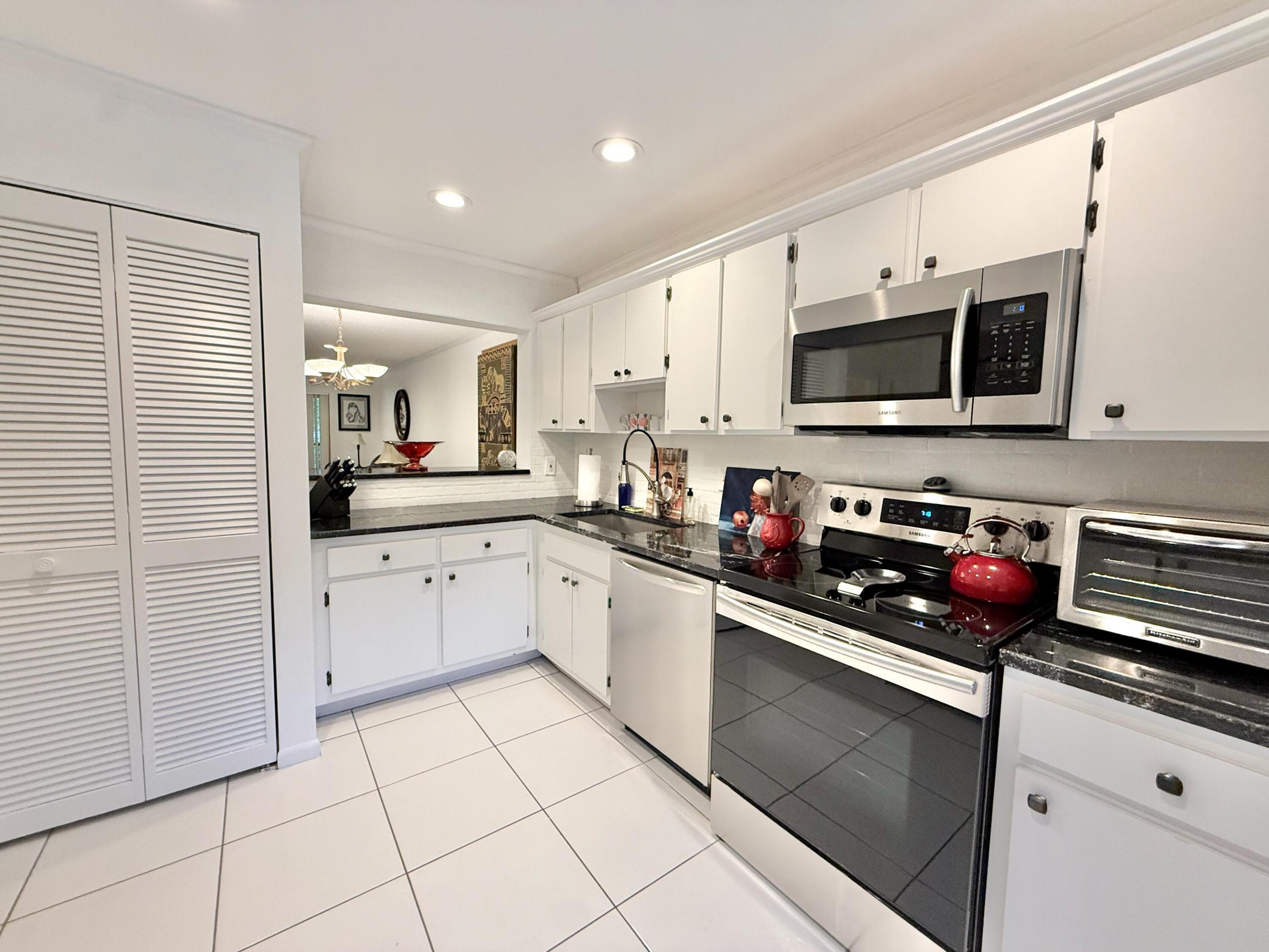 31 Stratford Lane W D Property Photo 13