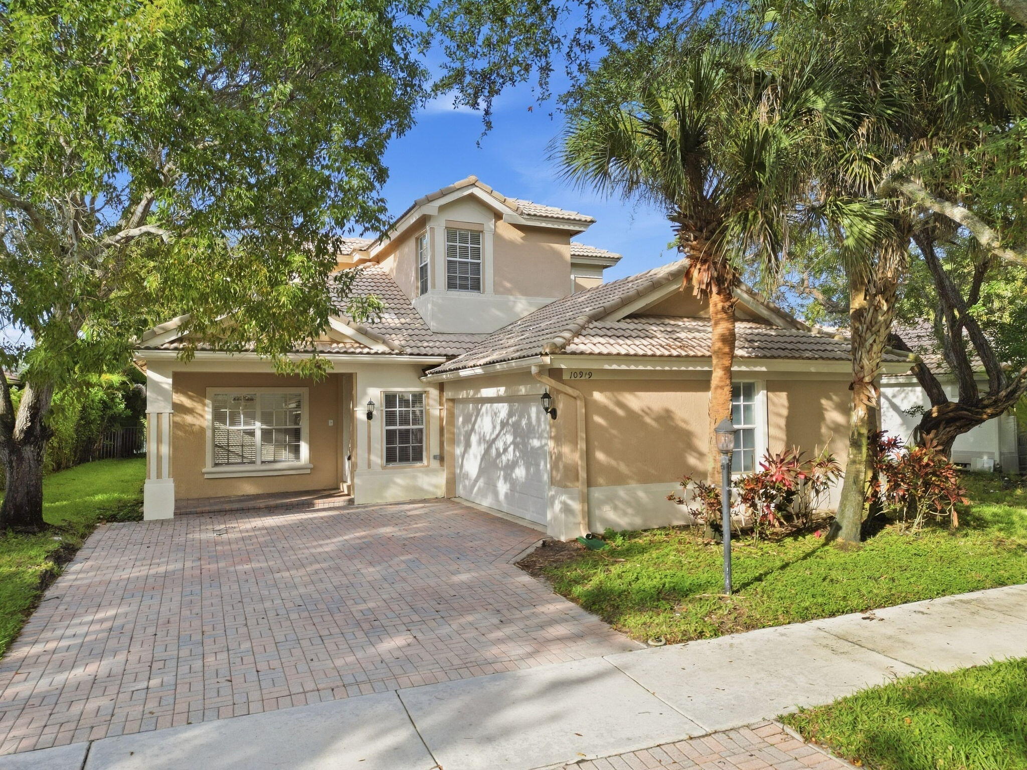 10919 Nw 62nd Court Property Photo 1