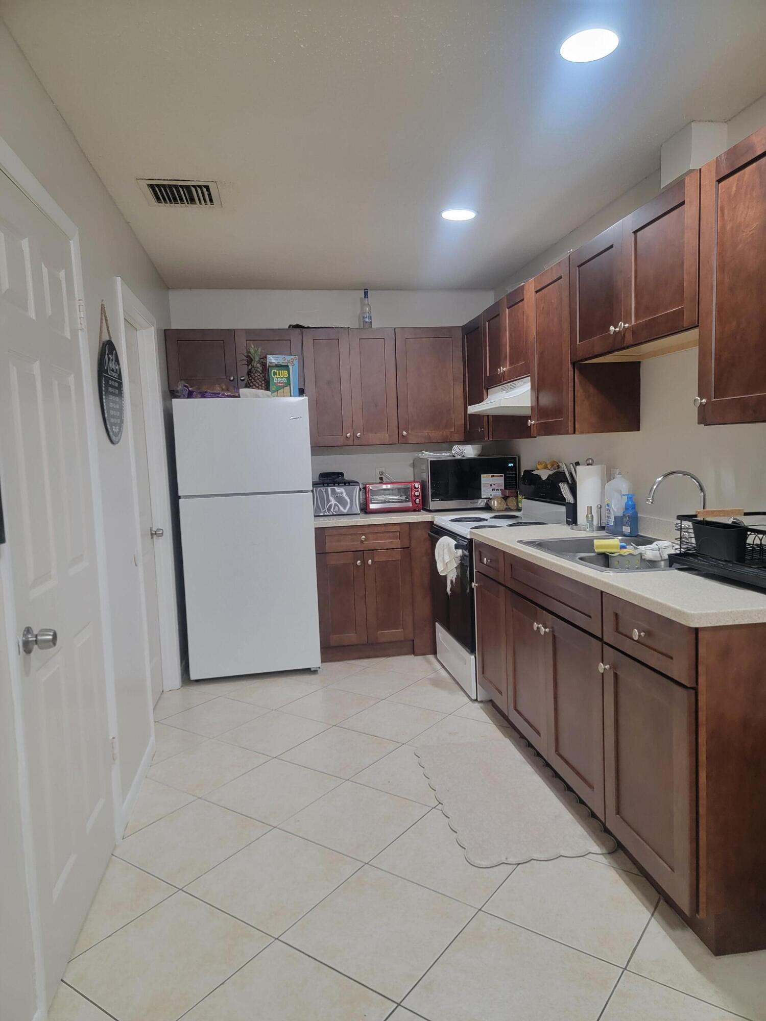 2001 Oleander Boulevard C Property Photo 5
