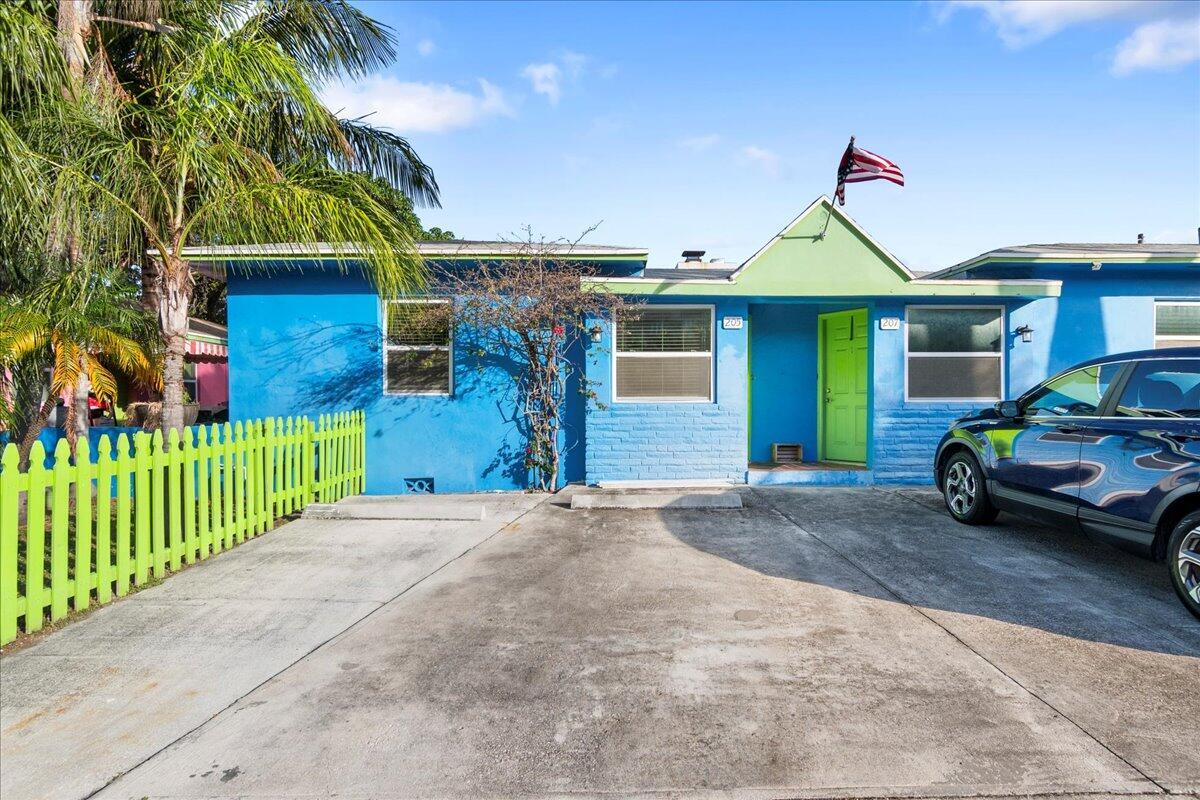 205 Palm Street Property Photo 1