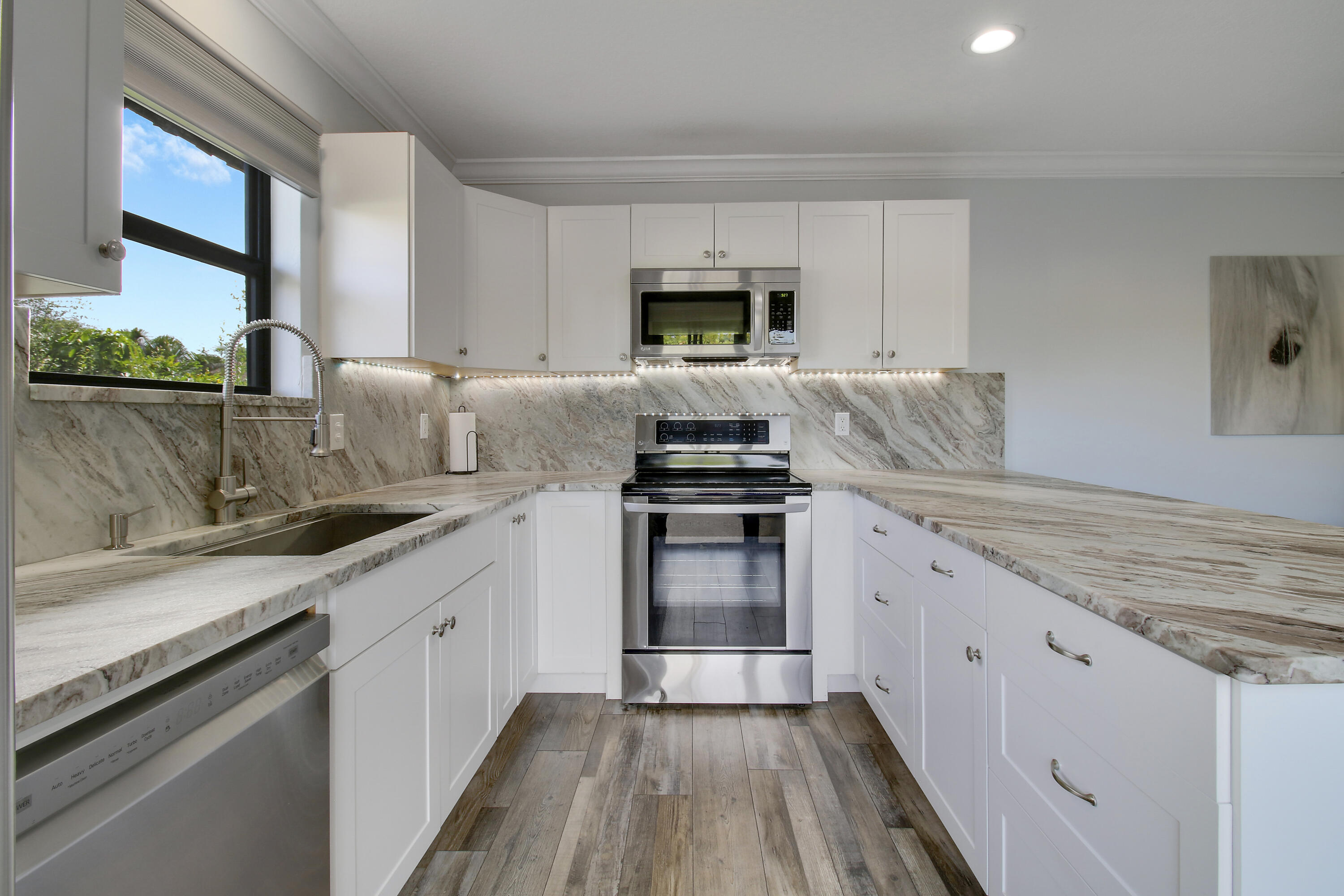 110 N Delaware Boulevard 8b Property Photo 14
