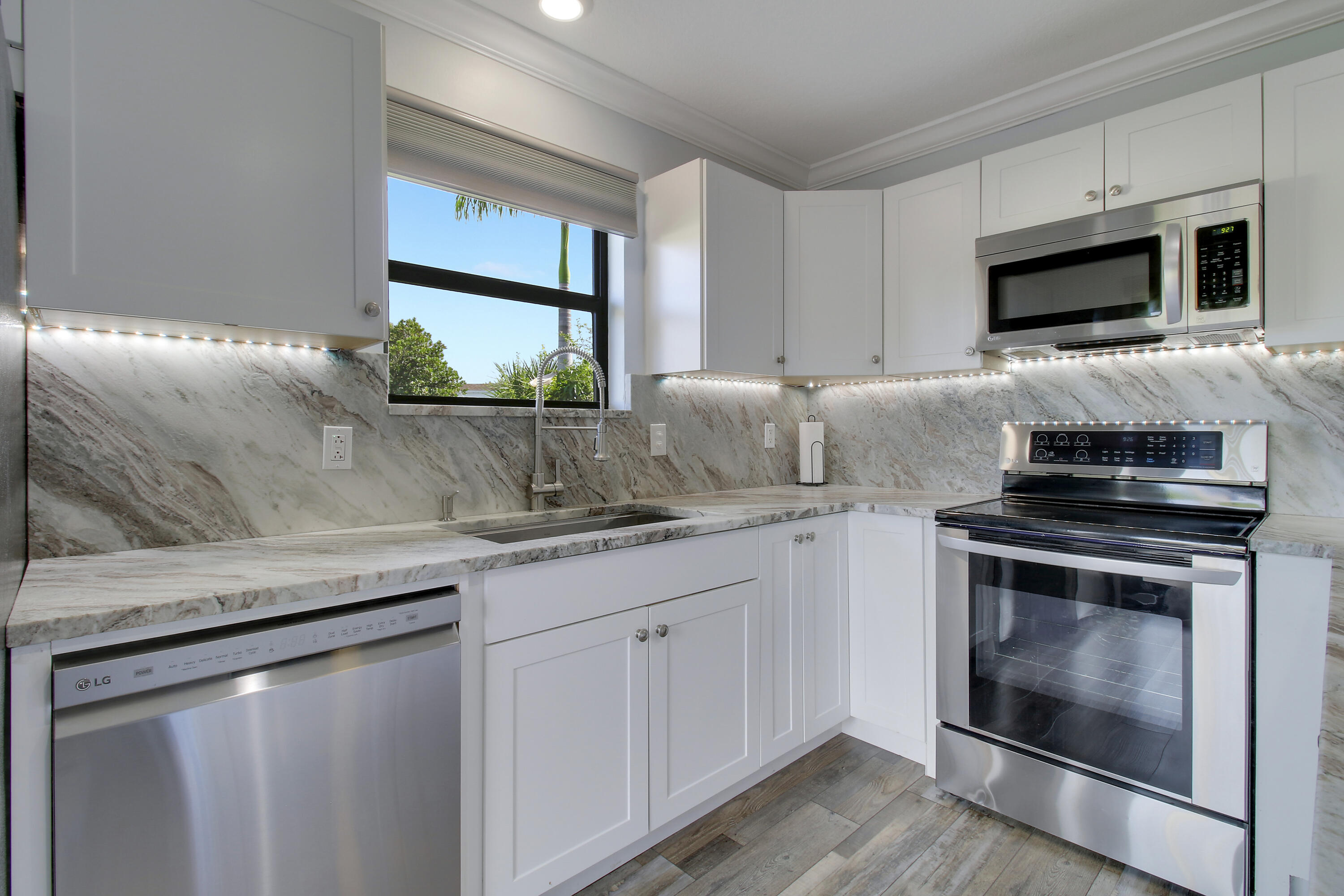 110 N Delaware Boulevard 8b Property Photo 15