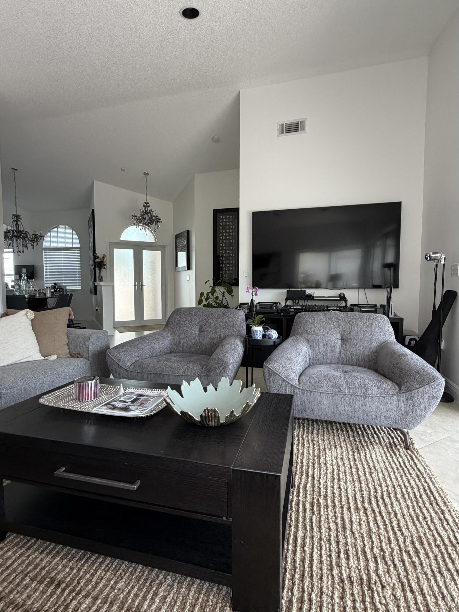 1101 Wilshire Circle E Property Photo 4