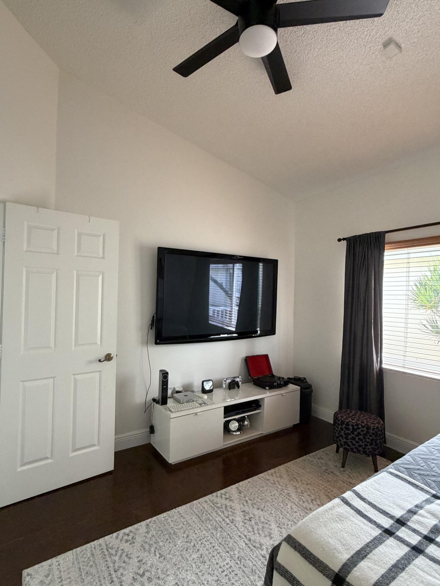 1101 Wilshire Circle E Property Photo 8