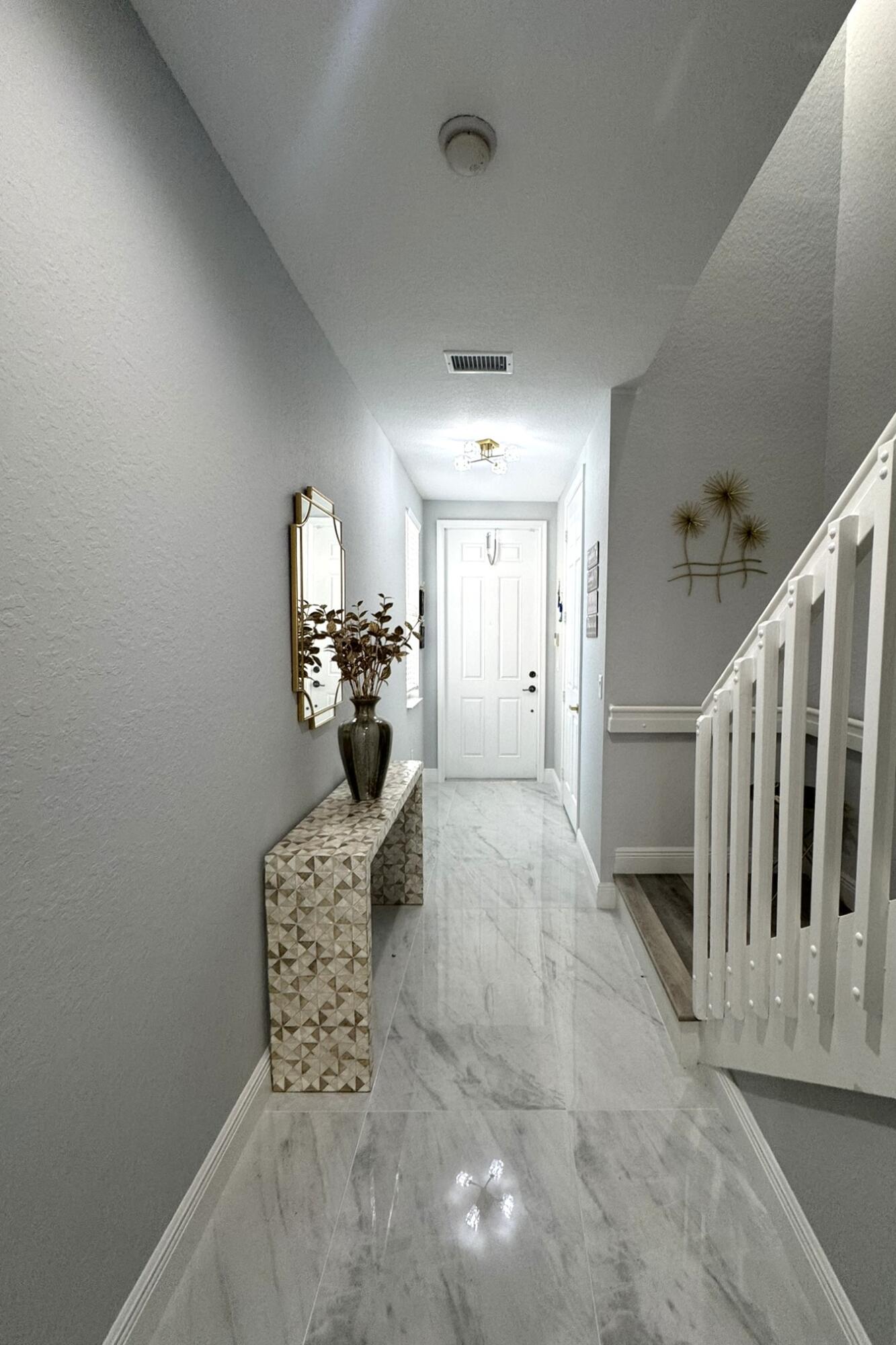 115 S Longport Circle D Property Photo 4