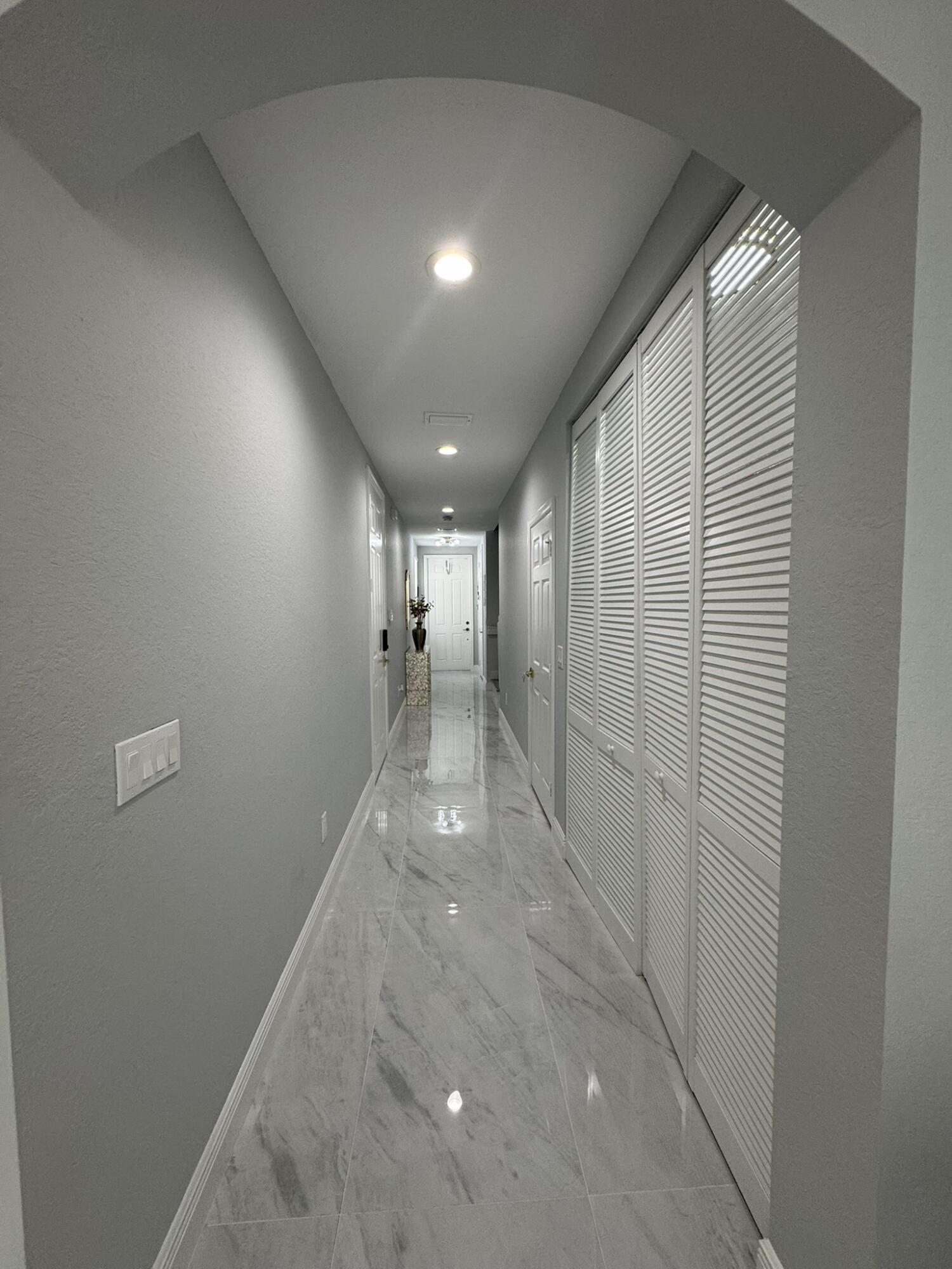 115 S Longport Circle D Property Photo 8