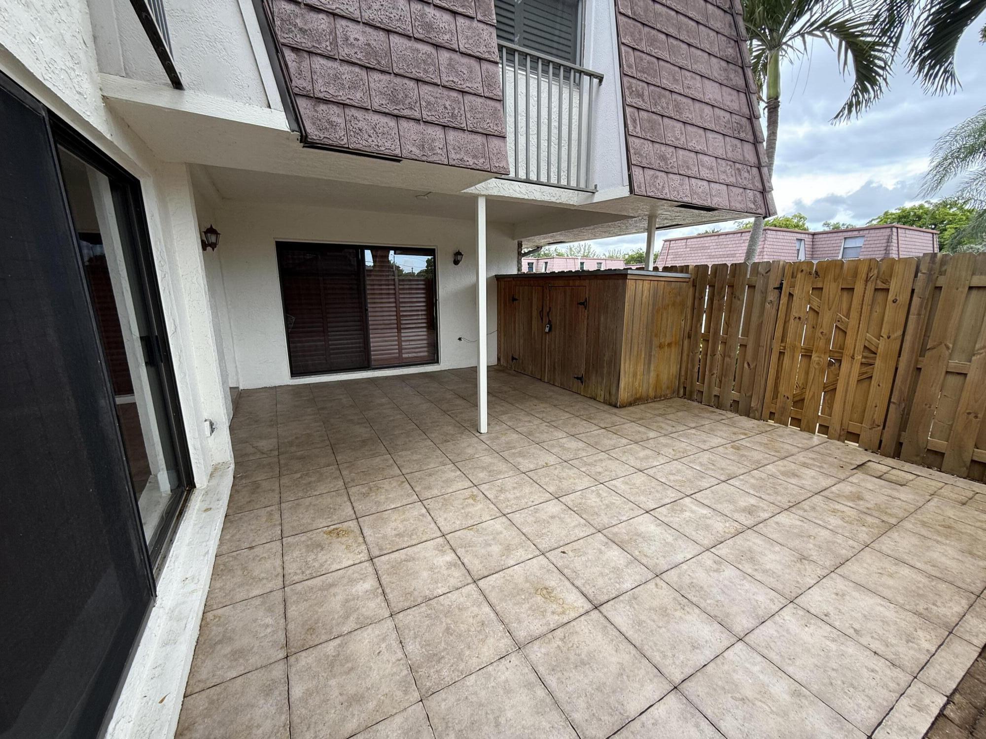 7585 Courtyard Run W Property Photo 1