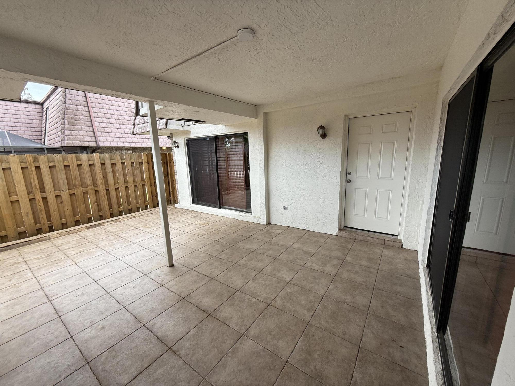 7585 Courtyard Run W Property Photo 2