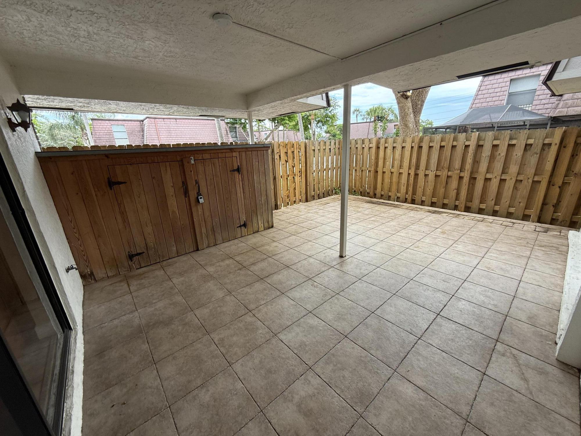 7585 Courtyard Run W Property Photo 3